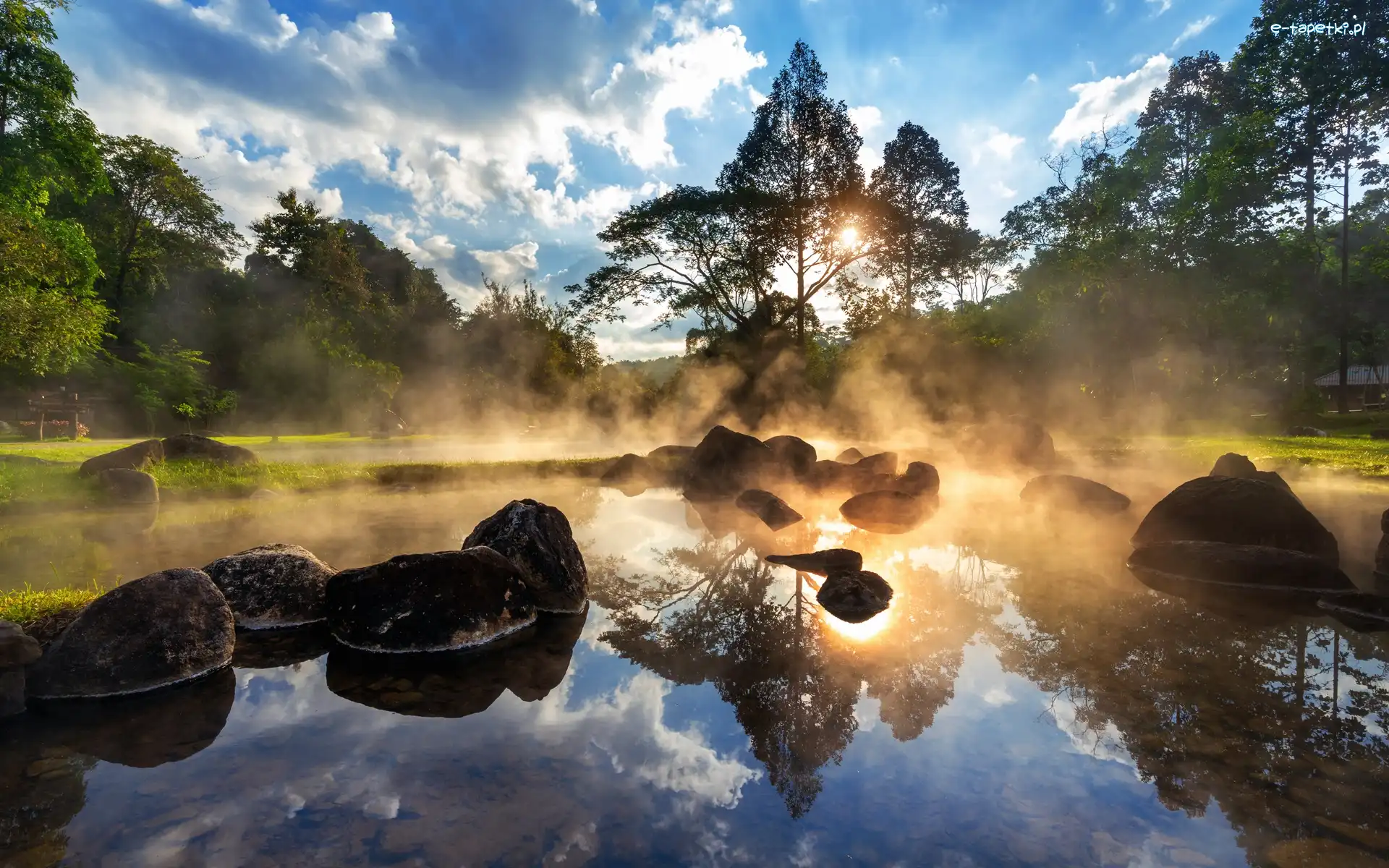 Mgła, Wschód słońca, Jezioro, Drzewa, Park Narodowy Chae Son, Tajlandia, Prowincja Lampang, Kamienie, Chmury