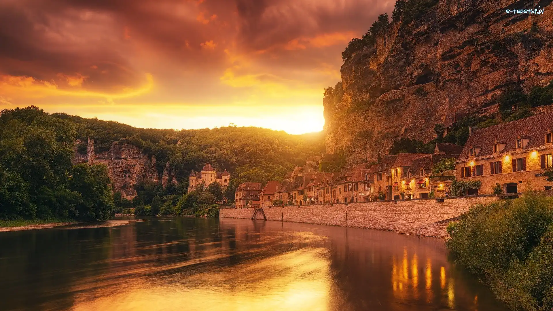 Wschód słońca, Góry, Chmury, Las, Francja, Drzewa, Światła, Departament Dordogne, Domy, Rzeka Dordogne, La Roque Gageac