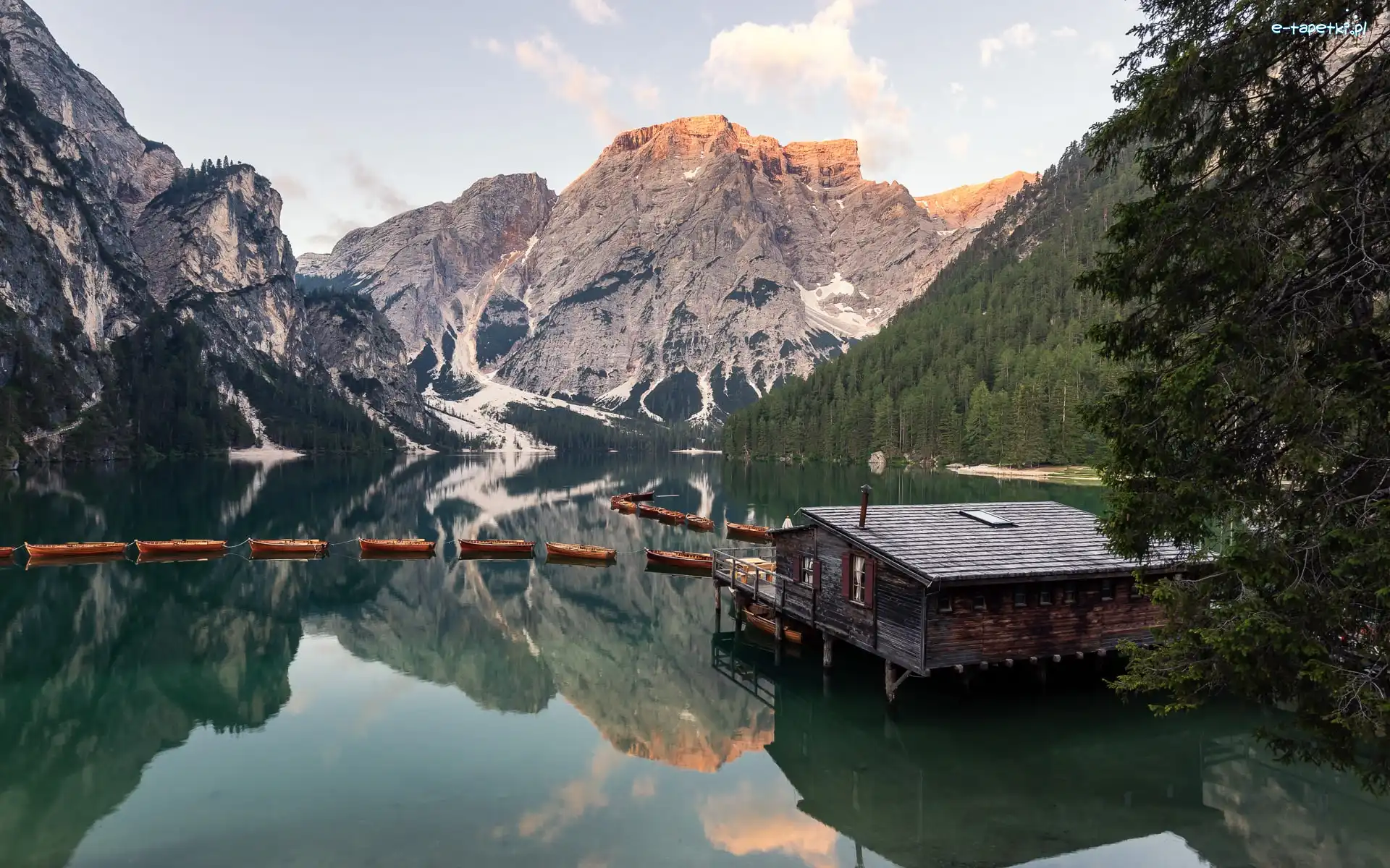 Góry, Włochy, Dolomity, Jezioro, Łódki, Pragser Wildsee, Lasy, Domek, Drzewa, Południowy Tyrol, Drewniany