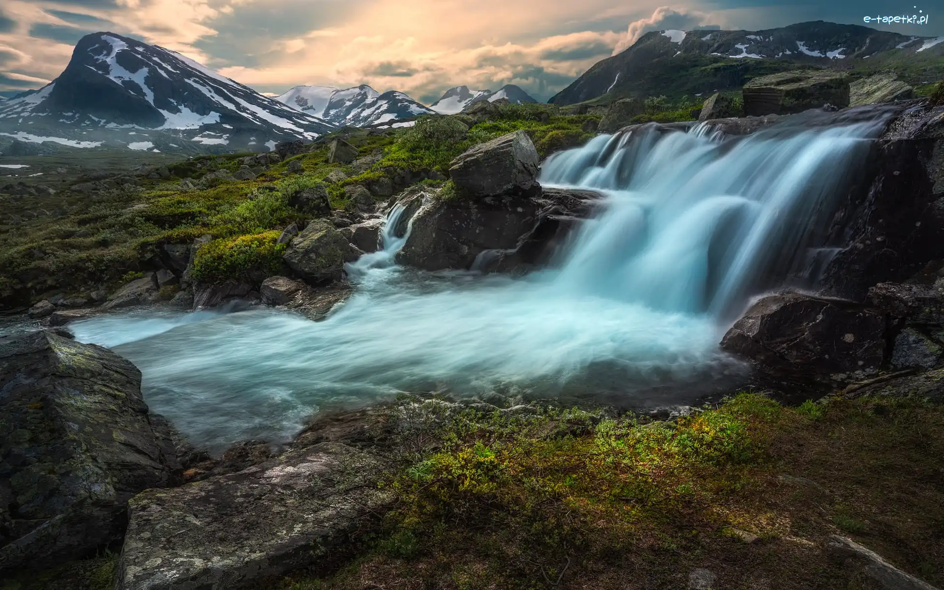 Skały, Rzeka, Wodospad, Chmury, Góry Jotunheimen, Norwegia