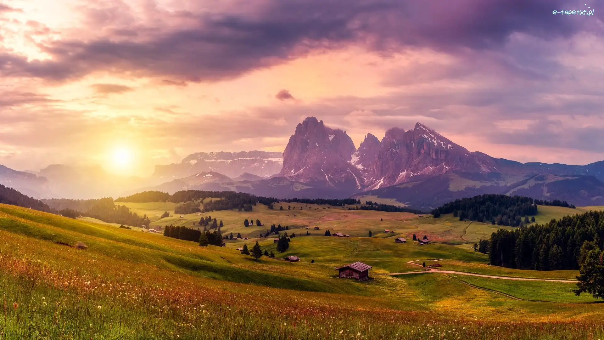 Drzewa, Płaskowyż Seiser Alm, Chmury, Domki, Dolomity, Góry Sassolungo, Drewniane, Włochy, Dolina Val Gardena, Wschód słońca