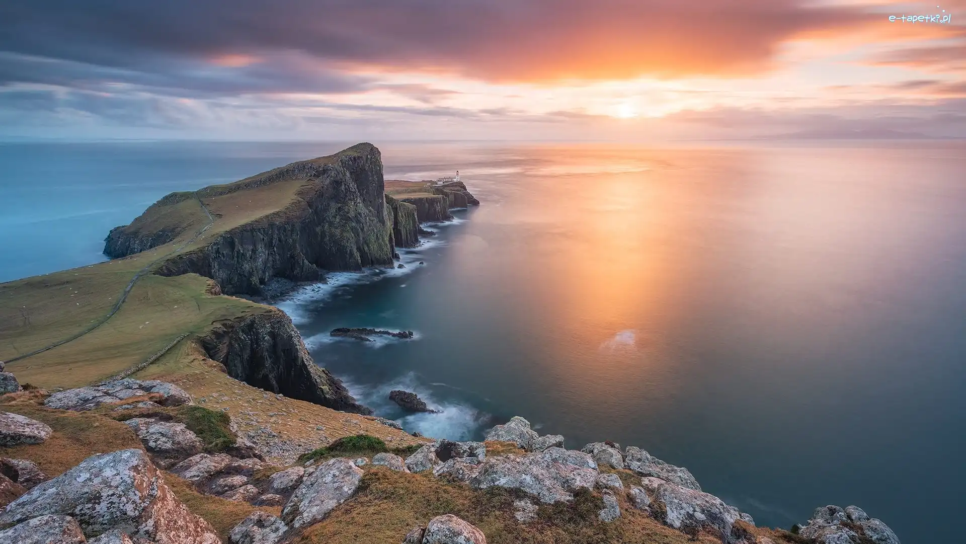 Neist Point Lighthouse, Wybrzeże, Wschód słońca, Skały, Szkocja, Wyspa Skye, Latarnia morska, Półwysep Duirinish, Klif, Morze Szkockie, Chmury