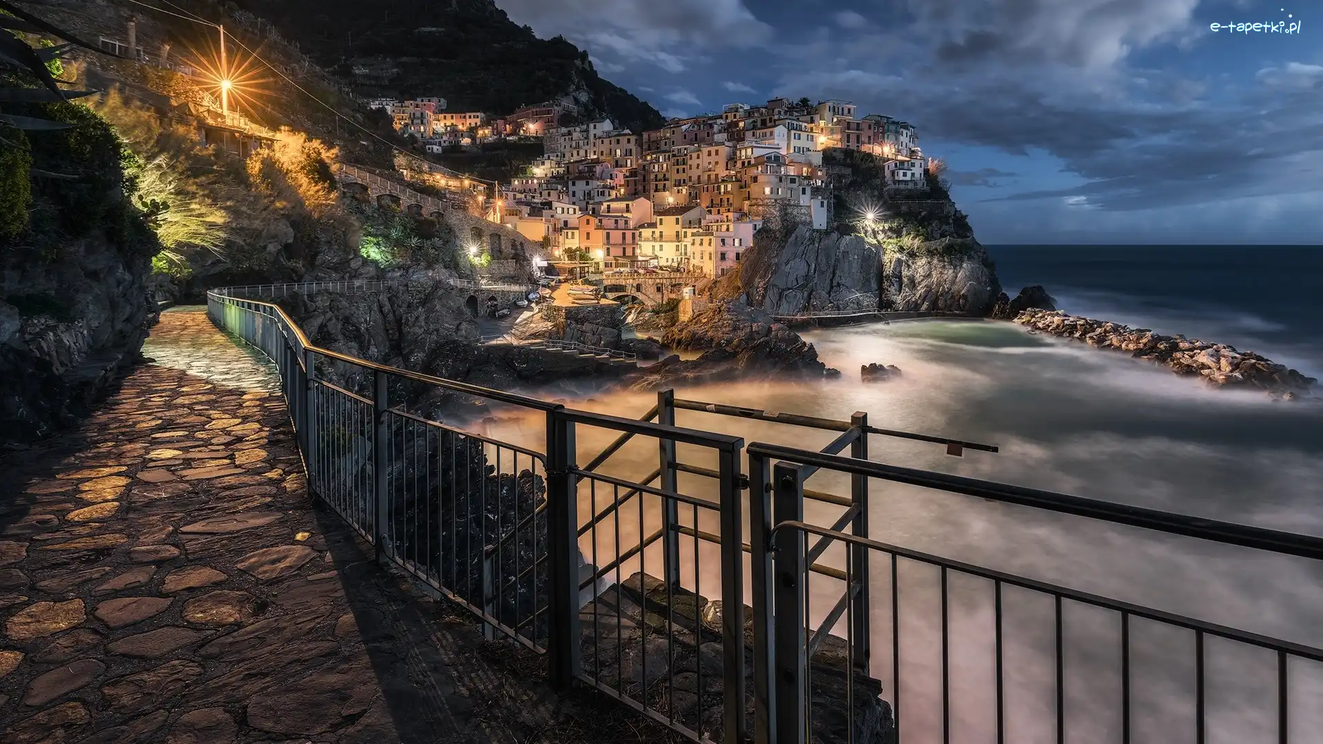 Domy, Włochy, Światła, Manarola, Zatoka, Cinque Terre, Kolorowe, Chmury, Morze Liguryjskie, Gmina Riomaggiore, Noc