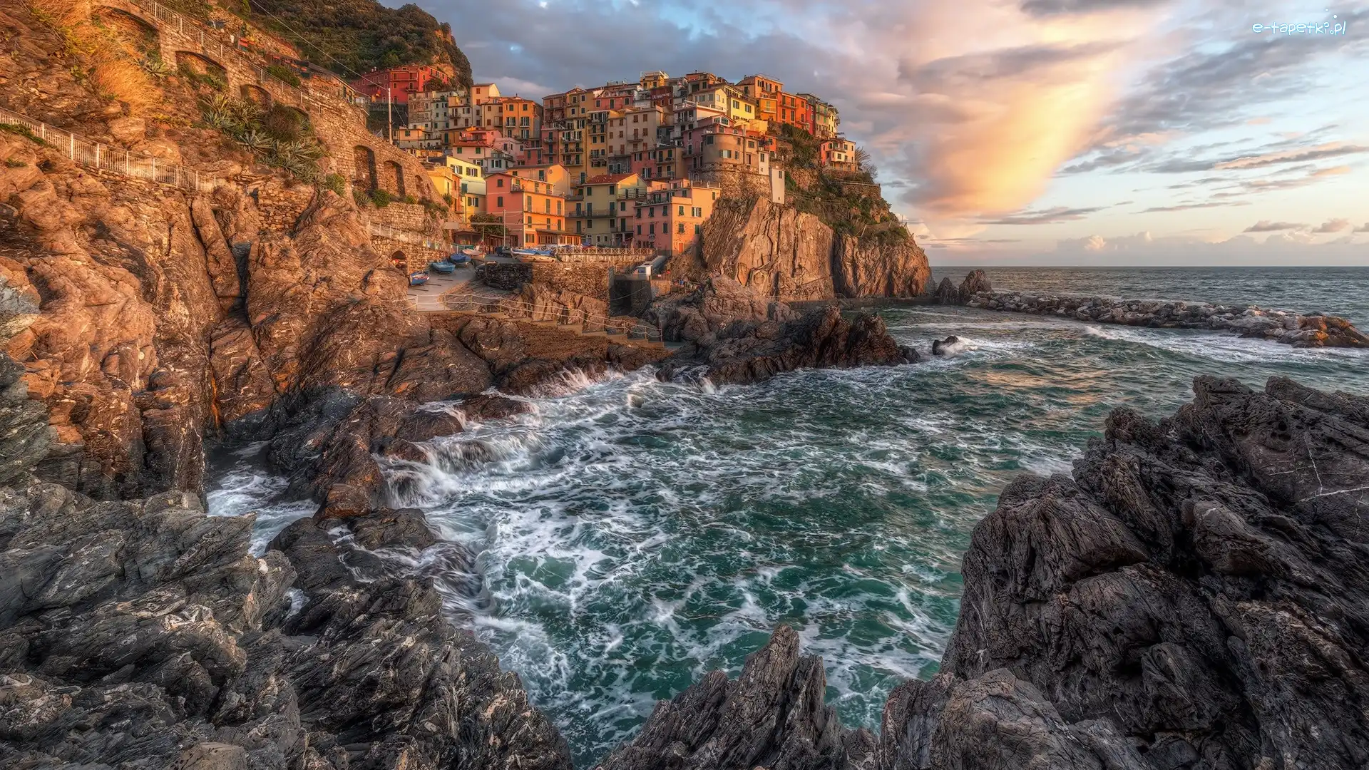 Zatoka, Gmina Riomaggiore, Chmury, Domy, Morze Liguryjskie, Cinque Terre, Kolorowe, Włochy, Miejscowość Manarola, Skały