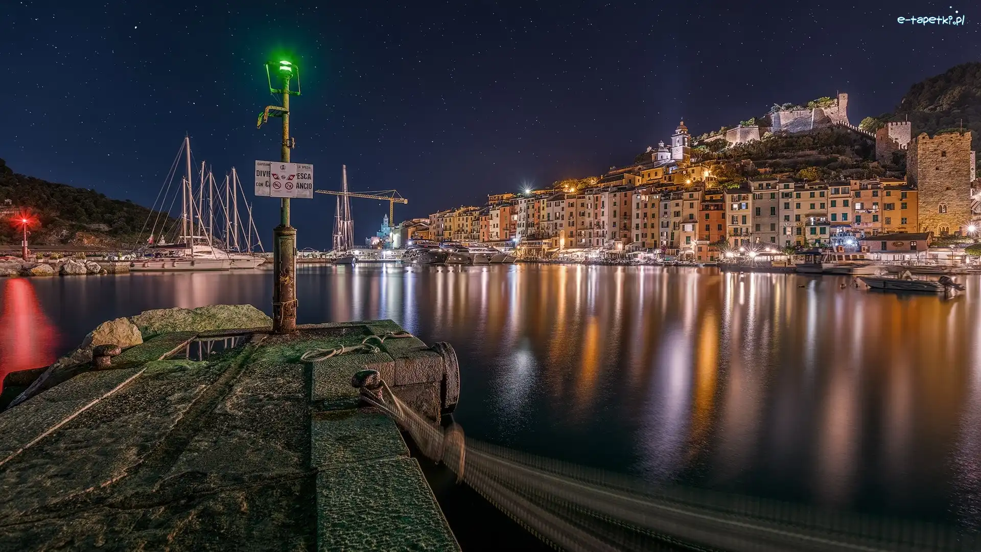 Skały, Wybrzeże, Portovenere, Noc, Gwiazdy, Liguria, Morze Liguryjskie, Światła, Domy, Włochy, Żaglówki, Miasteczko