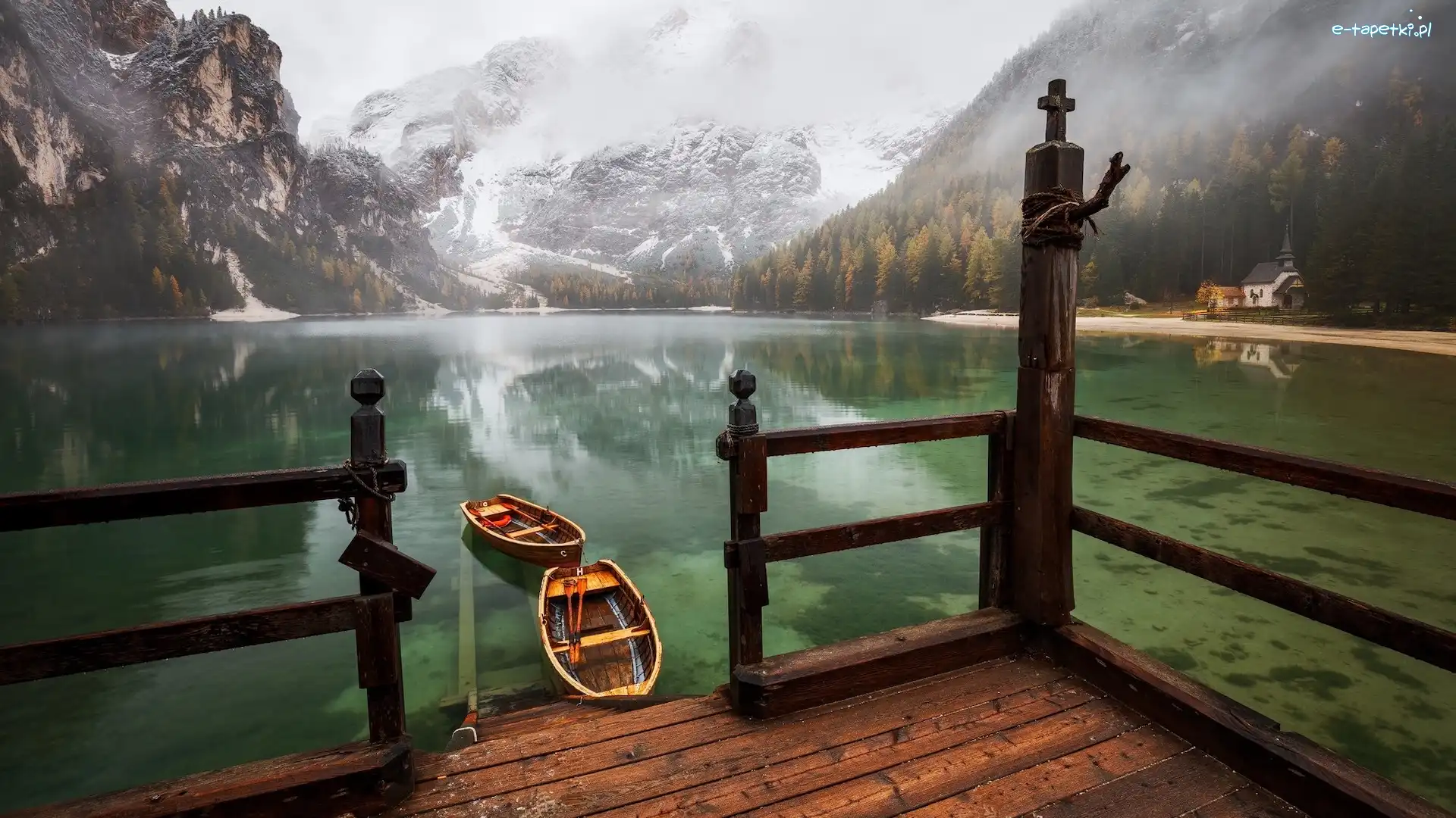 Góry, Jezioro Pragser Wildsee, Mgła, Łódki, Lago di Braies, Dolomity, Pomost, Włochy