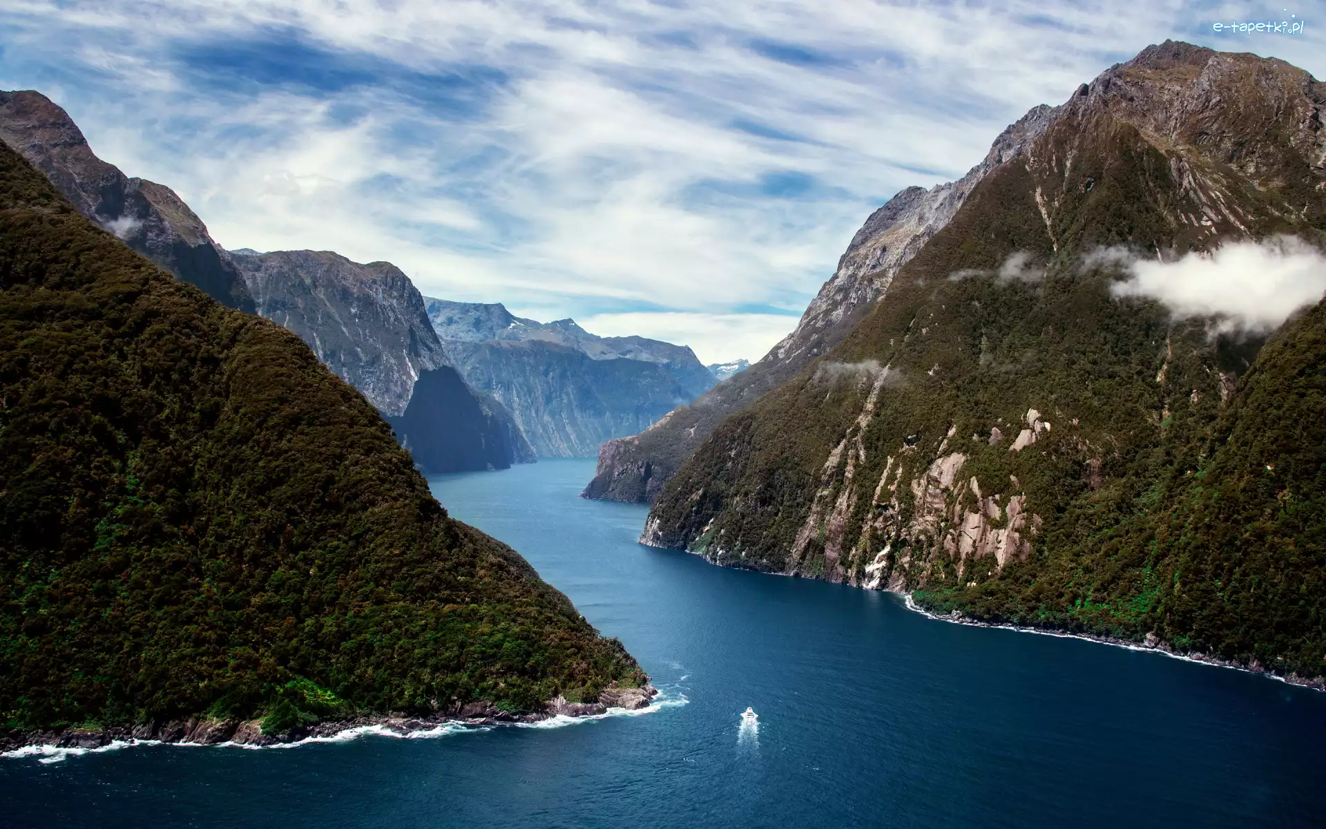 Zatoka Milforda, Lasy, Nowa Zelandia, Park Narodowy Fiordland, Fiord, Łódż, Chmury, Góry