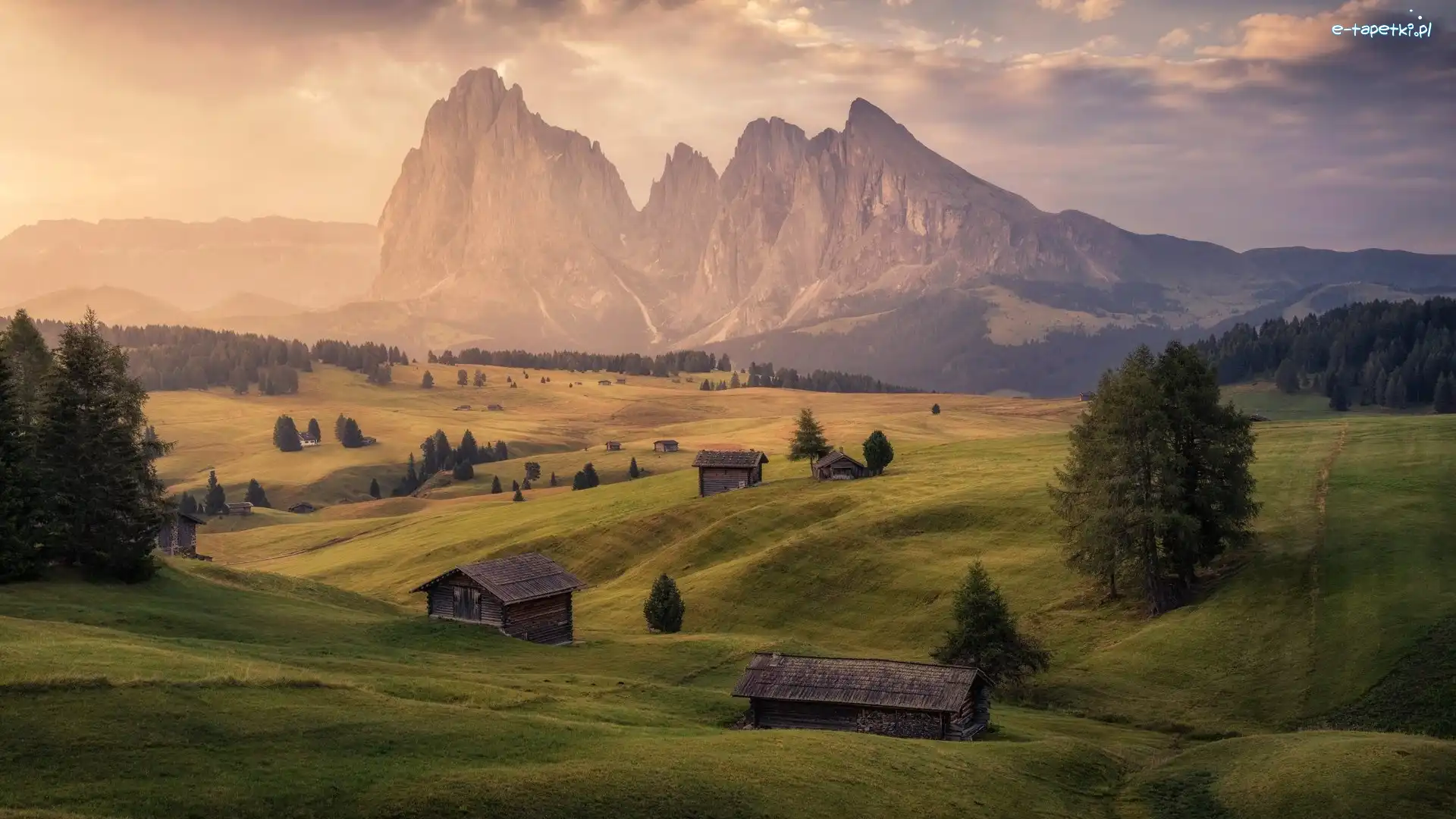 Dolina, Dolomity, Włochy, Płaskowyż Seiser Alm, Domy, Drzewa, Chmury, Góry Sassolungo, Wzgórza, Val Gardena