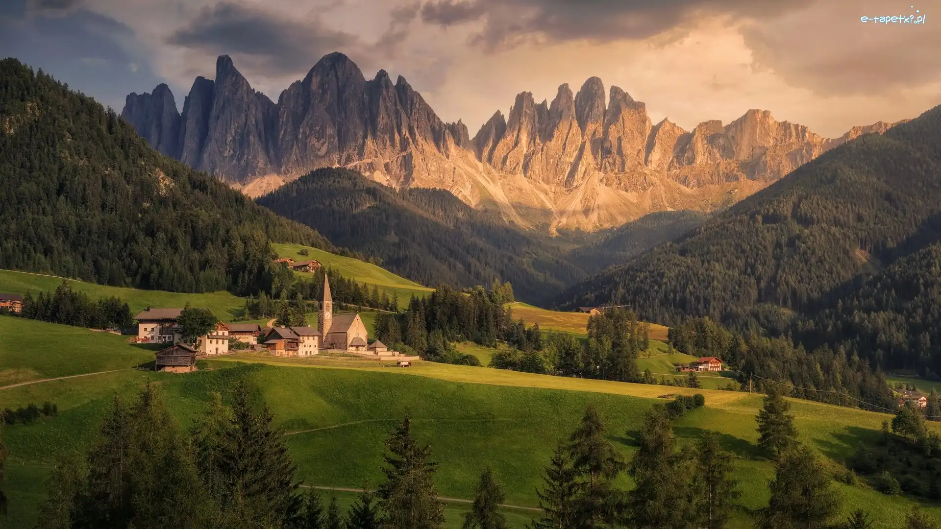 Zabudowania, Dolomity, Włochy, Lasy, Wieś Santa Maddalena, Dolina Val di Funes, Drzewa, Góry, Masyw Odle, Kościół