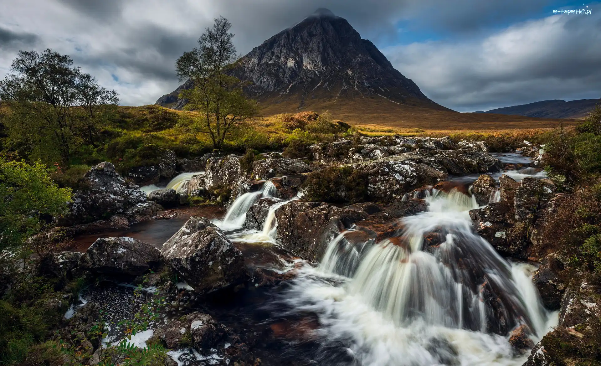 River Coupall, Buachaille Etive Mor, Szkocja, Highland, Rzeka, Kamienie, Drzewa, Góra