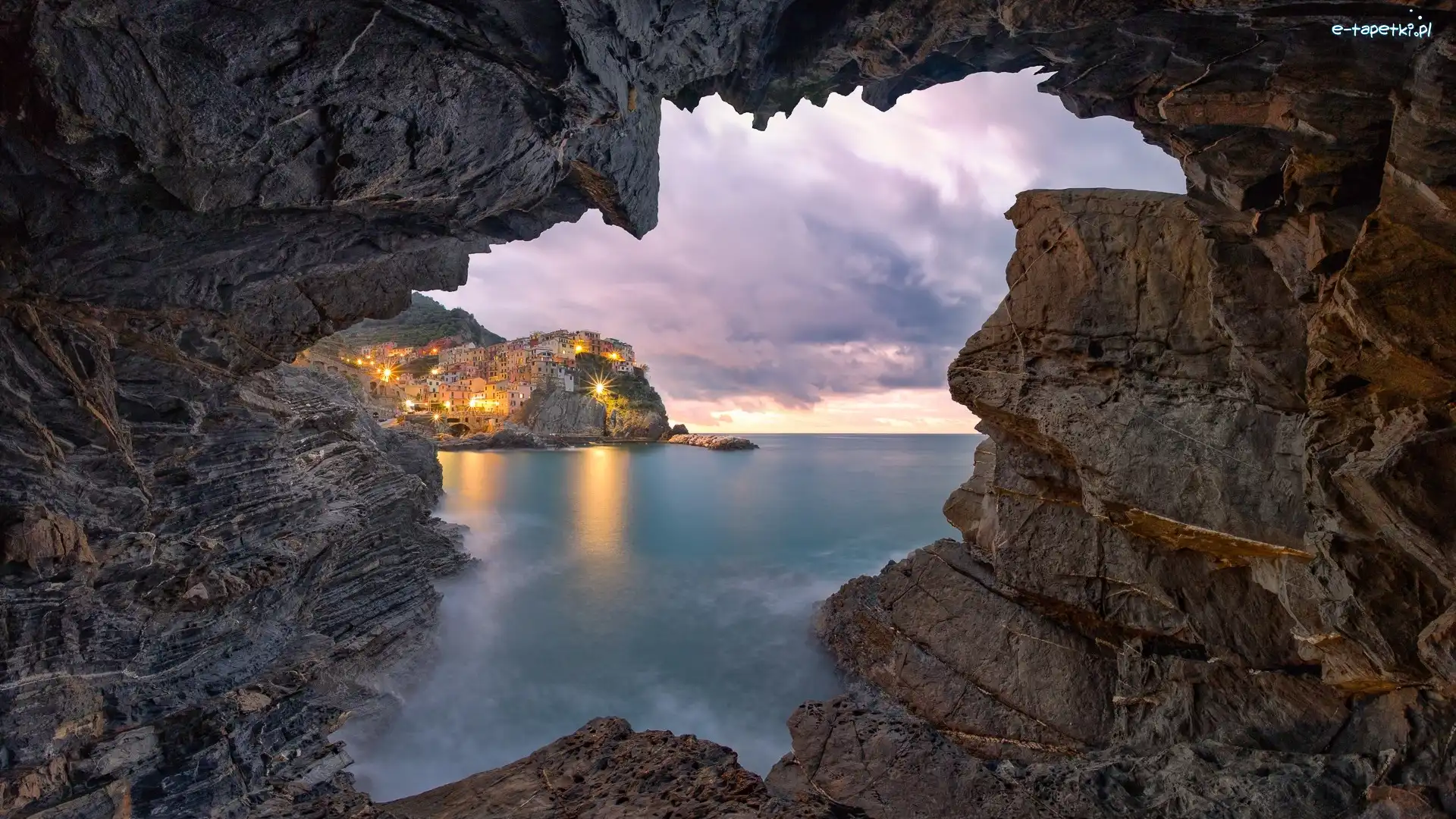 Światła, Gmina Riomaggiore, Skały, Domy, Cinque Terre, Morze Liguryjskie, Kolorowe, Włochy, Manarola, Chmury
