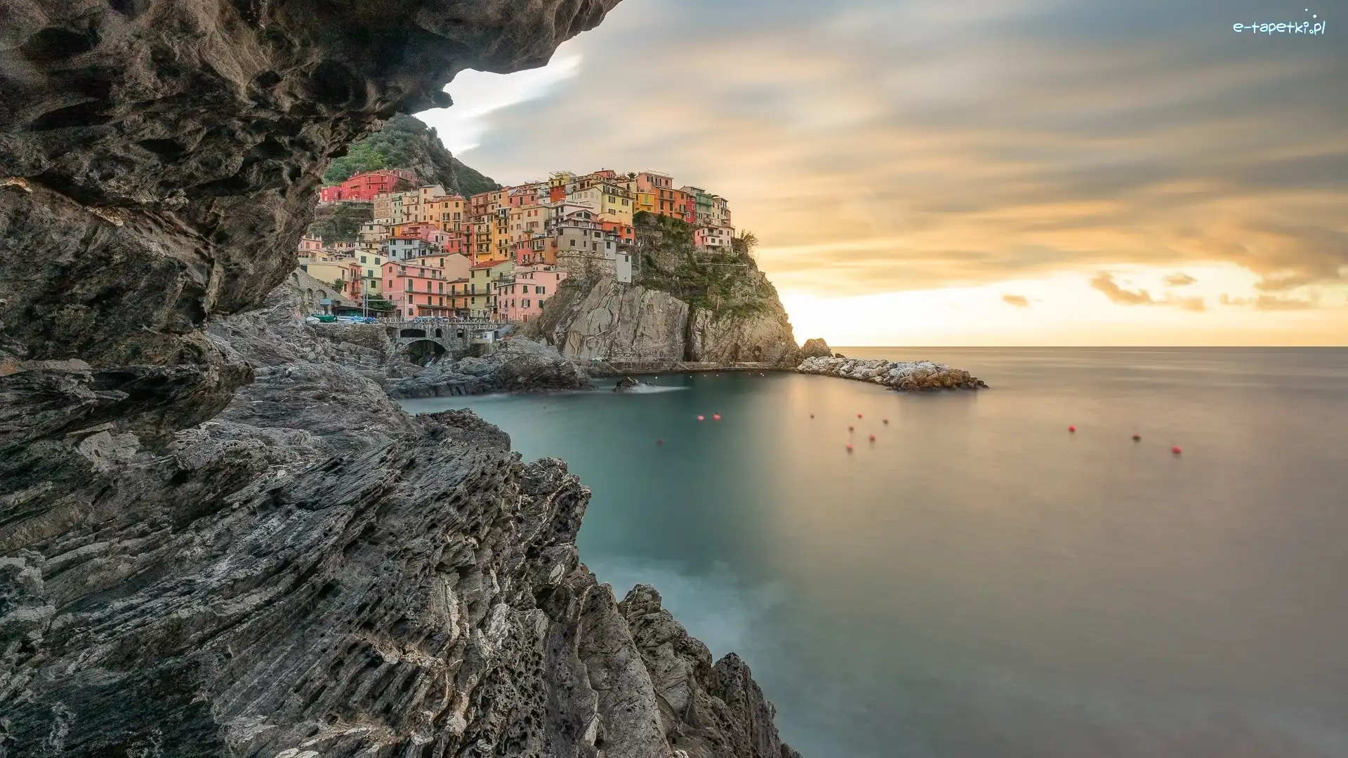 Wschód słońca, Gmina Riomaggiore, Skały, Domy, Cinque Terre, Morze Liguryjskie, Kolorowe, Włochy, Manarola, Chmury