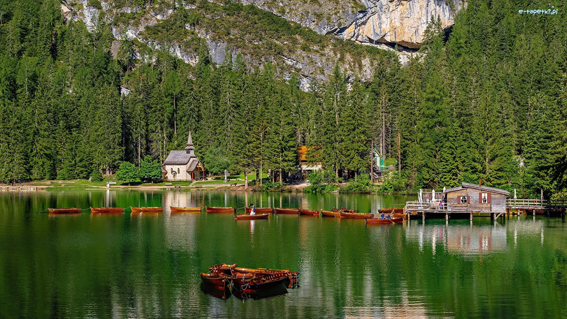 Kościół, Góry, Drzewa, Łódki, Jezioro, Jezioro Pragser Wildsee, Lago di Braies, Włochy, Alpy, Las