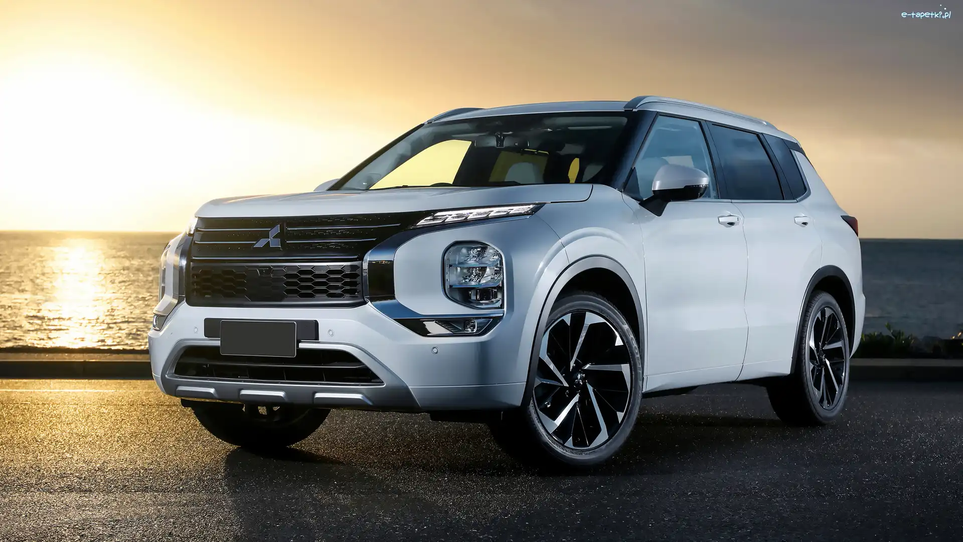Białe, Mitsubishi Outlander