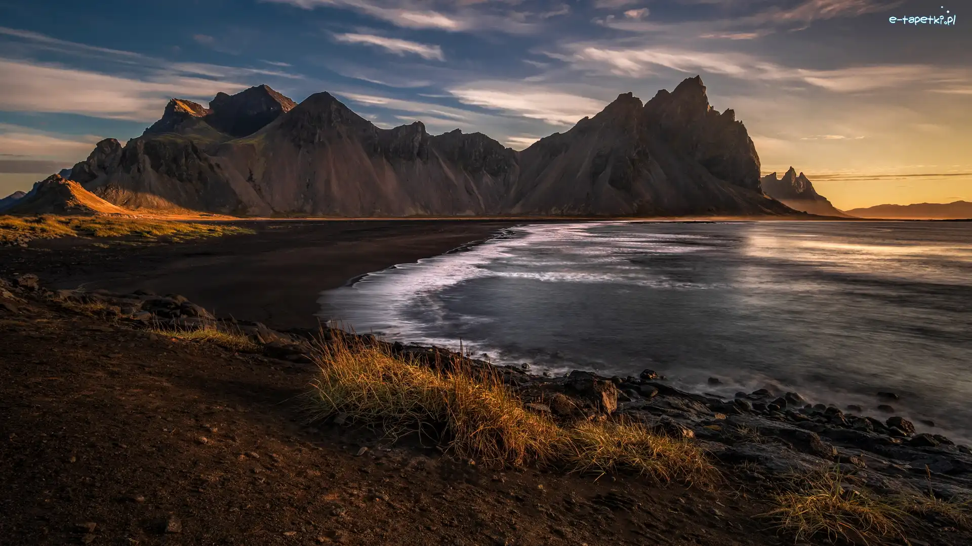 Kępy, Góra Vestrahorn, Morze, Chmury, Ciemny, Piasek, Góry, Islandia, Plaża Stokksnes, Trawa