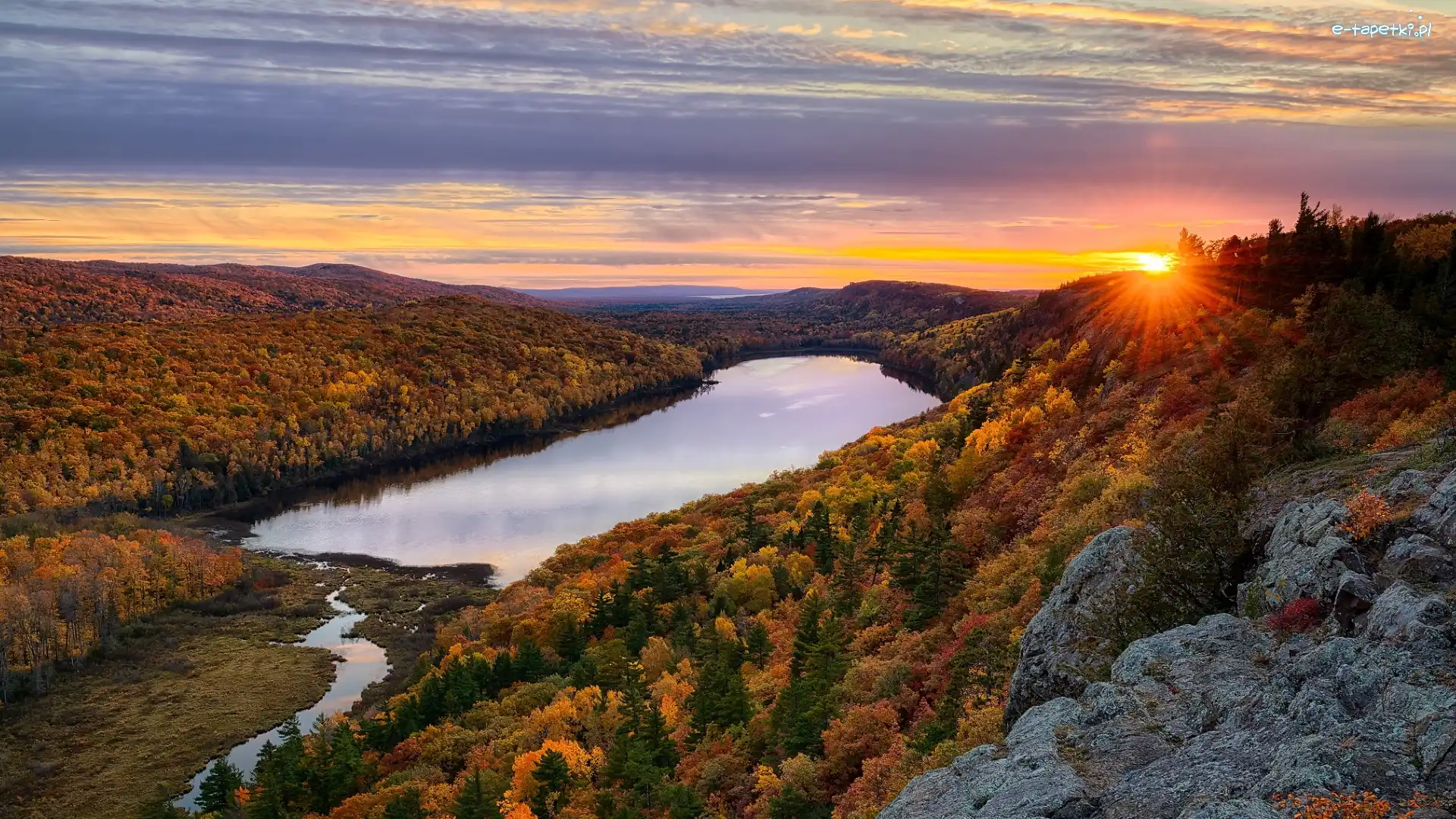 Lasy, Jesień, Góry, Lake of the Clouds, Jezioro, Stany Zjednoczone, Stan Michigan, Porcupine Mountains, Promienie słońca