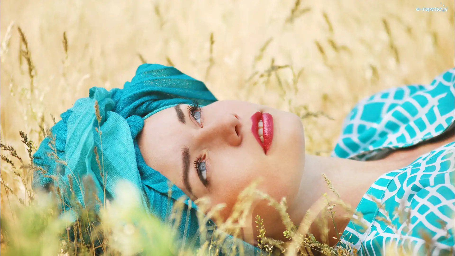 Trawa, Turban, Dziewczyna