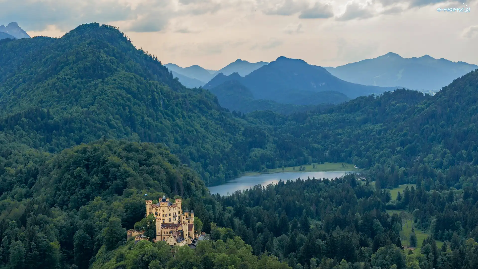 Jezioro Alpsee, Zamek Hohenschwangau, Alpy, Góry, Bawaria, Niemcy