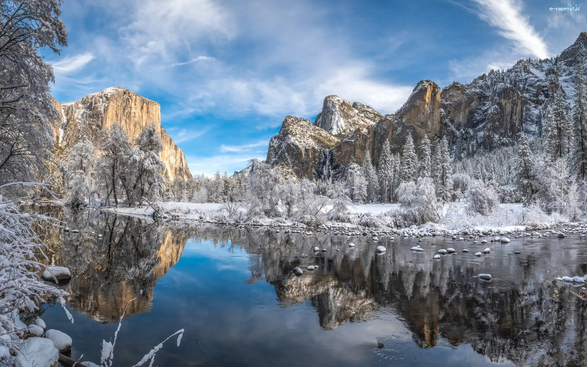 Sierra Nevada, Merced River, Rzeka, Obłoki, Zima, Kalifornie, Góry, Odbicie, Drzewa, Stany Zjednoczone, Śnieg, Park Narodowy Yosemite