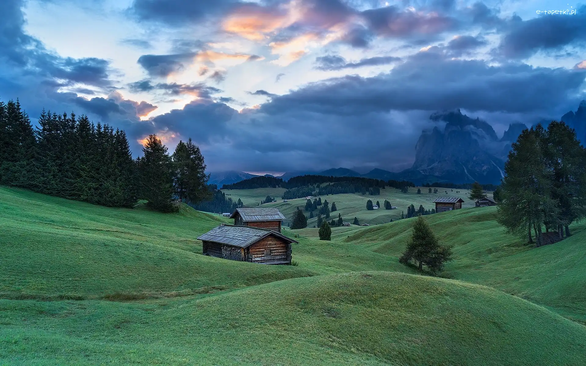 Drzewa, Dolomity, Drewniane, Sassolungo, Włochy, Płaskowyż Seiser Alm, Val Gardena, Chmury, Dolina, Góry, Domy