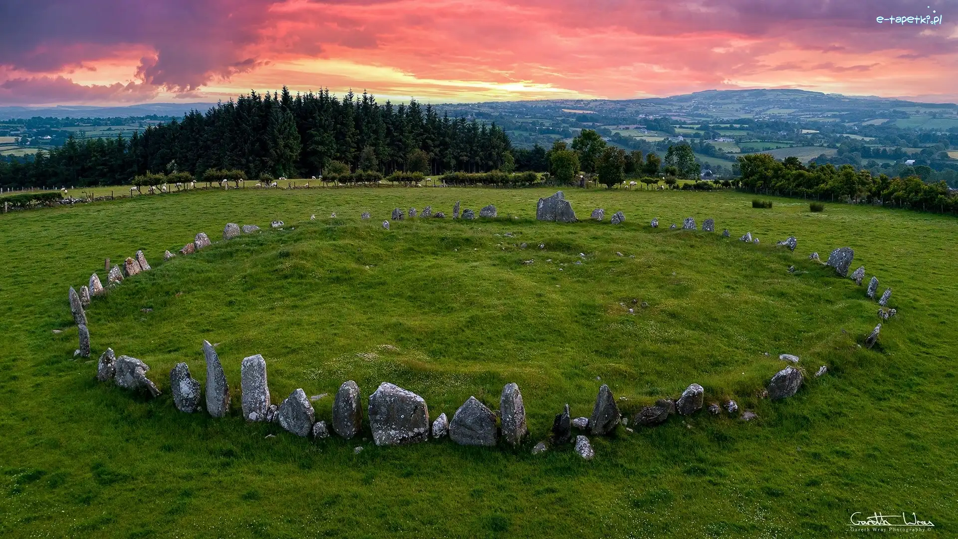 Zachód słońca, Drzewa, Krąg, Kamienny, Beltany Stone Circle, Irlandia, Hrabstwo Donegal, Kamienie, Chmury