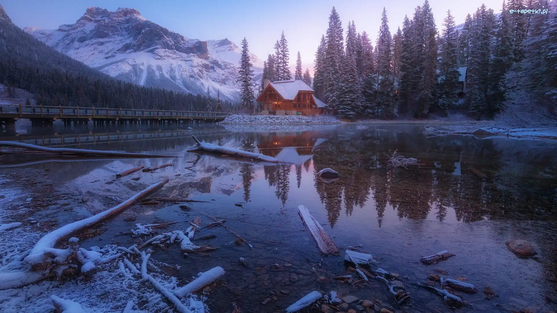 Drzewa, Jezioro, Zima, Góry, Dom, Odbicie, Most, Park Narodowy Yoho, Emerald Lake, Kanada