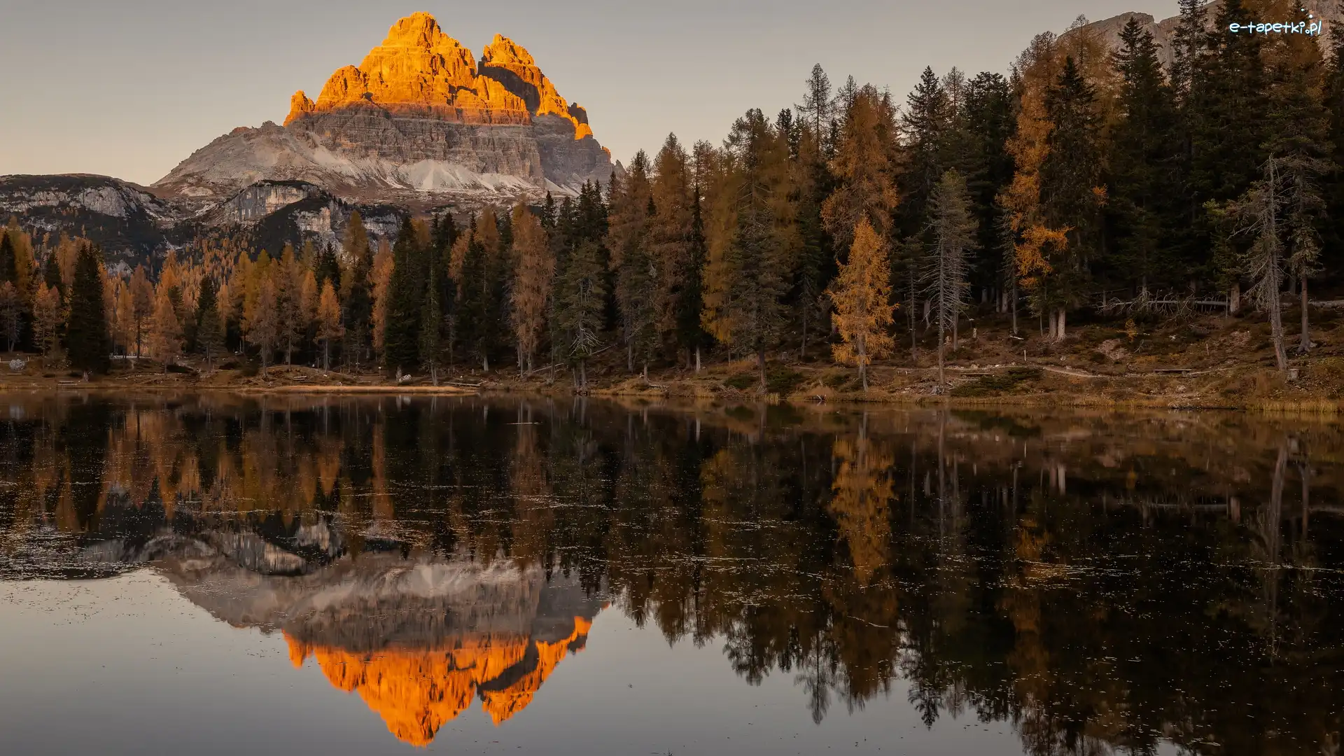 Tre Cime di Lavaredo, Dolomity, Jezioro, Masyw, Włochy, Góry, Rozświetlony, Jesień, Antorno Lake, Drzewa, Las, Prowincja Belluno, Chmury