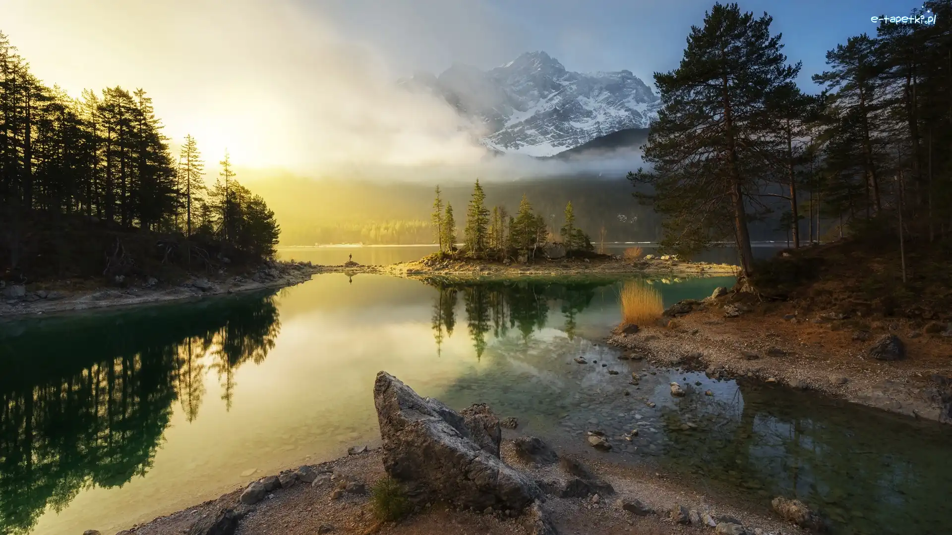 Las, Jezioro Eibsee, Góry Wettersteingebirge, Bawaria, Niemcy, Wschód słońca, Mgła, Szczyt Zugspitze, Drzewa
