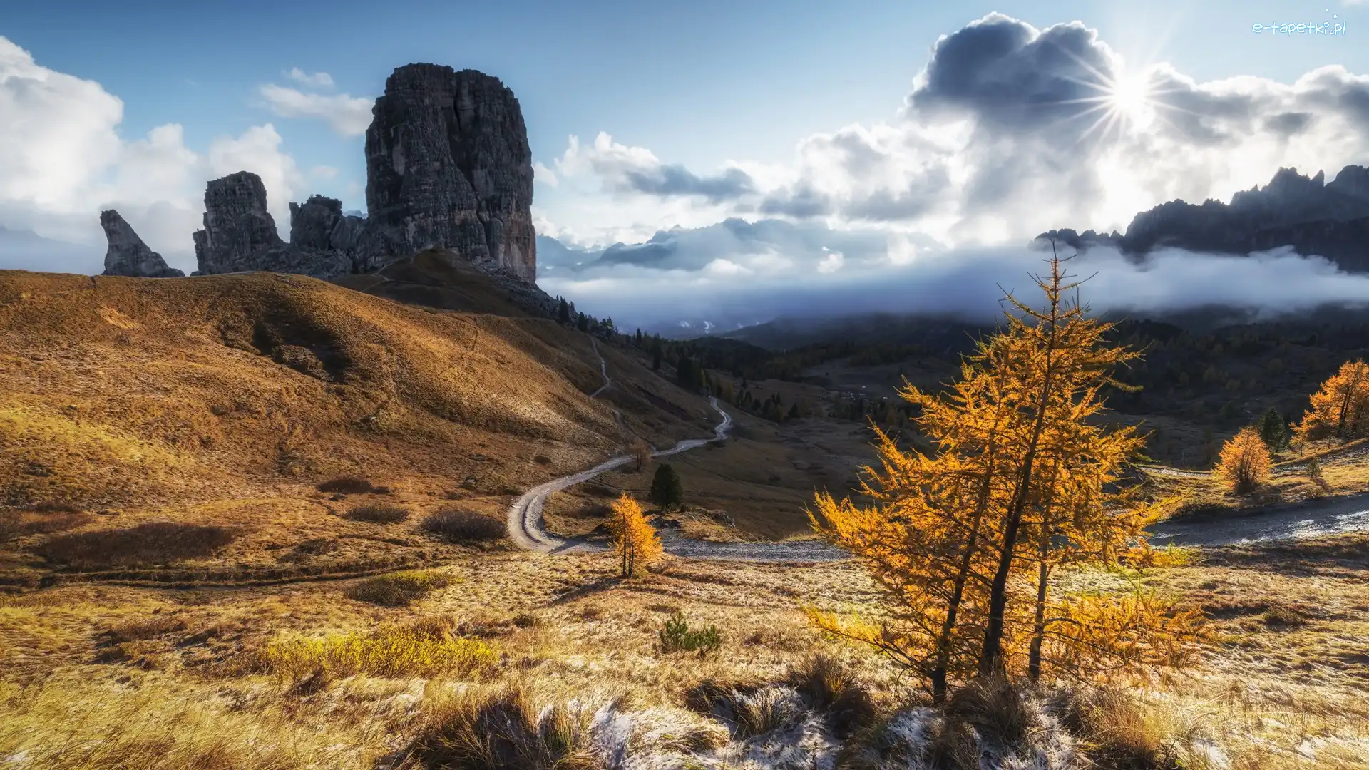 Drzewa, Cinque Torri, Góry, Torre Grande, Włochy, Skały, Szczyt, Droga, Dolomity, Jesień, Promienie słońca, Mgła, Chmury