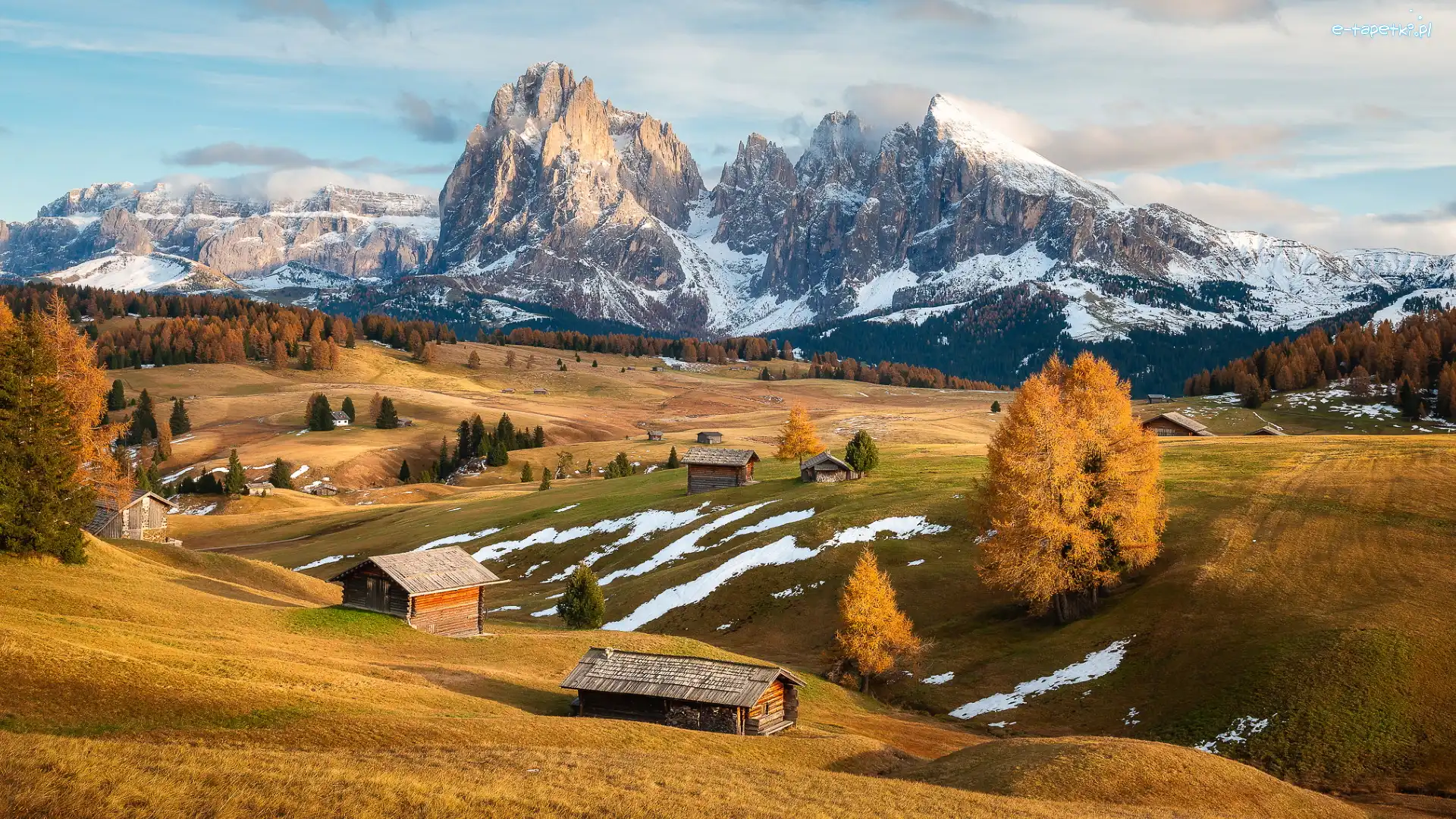 Jesień, Góry, Val Gardena, Wschód słońca, Drewniane, Dolomity, Seiser Alm, Drzewa, Sassolungo, Ośnieżone, Dolina, Włochy, Domy, Płaskowyż