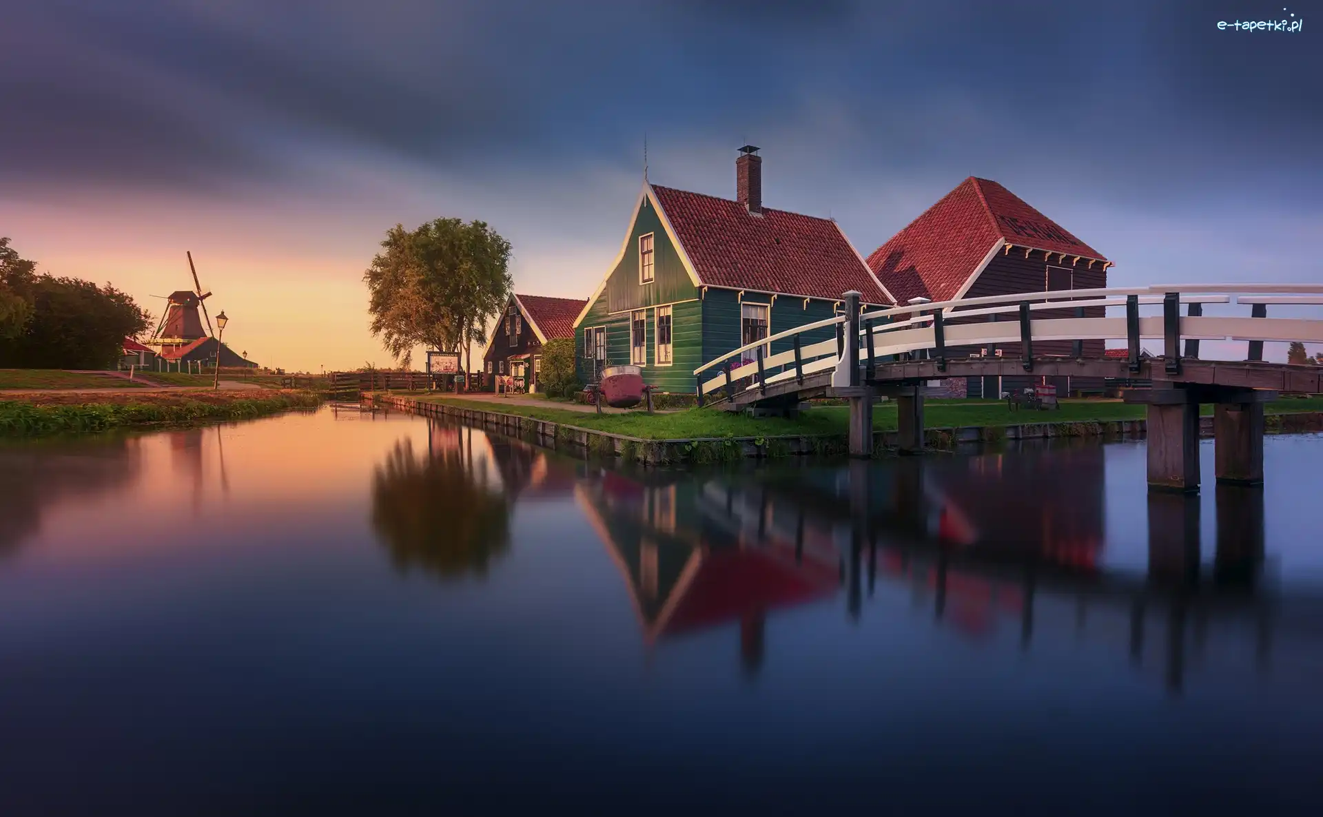 Zachód słońca, Wiatrak, Domy, Skansen Zaanse Schans, Holandia, Rzeka, Most