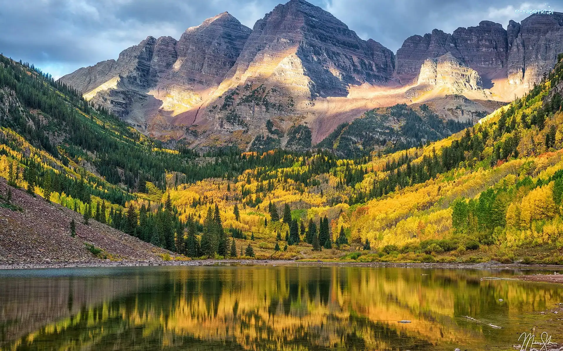 Odbicie, Szczyty Maroon Bells, Stany Zjednoczone, Stan Kolorado, Jezioro Maroon Lake, Drzewa, Chmury, Góry Skaliste