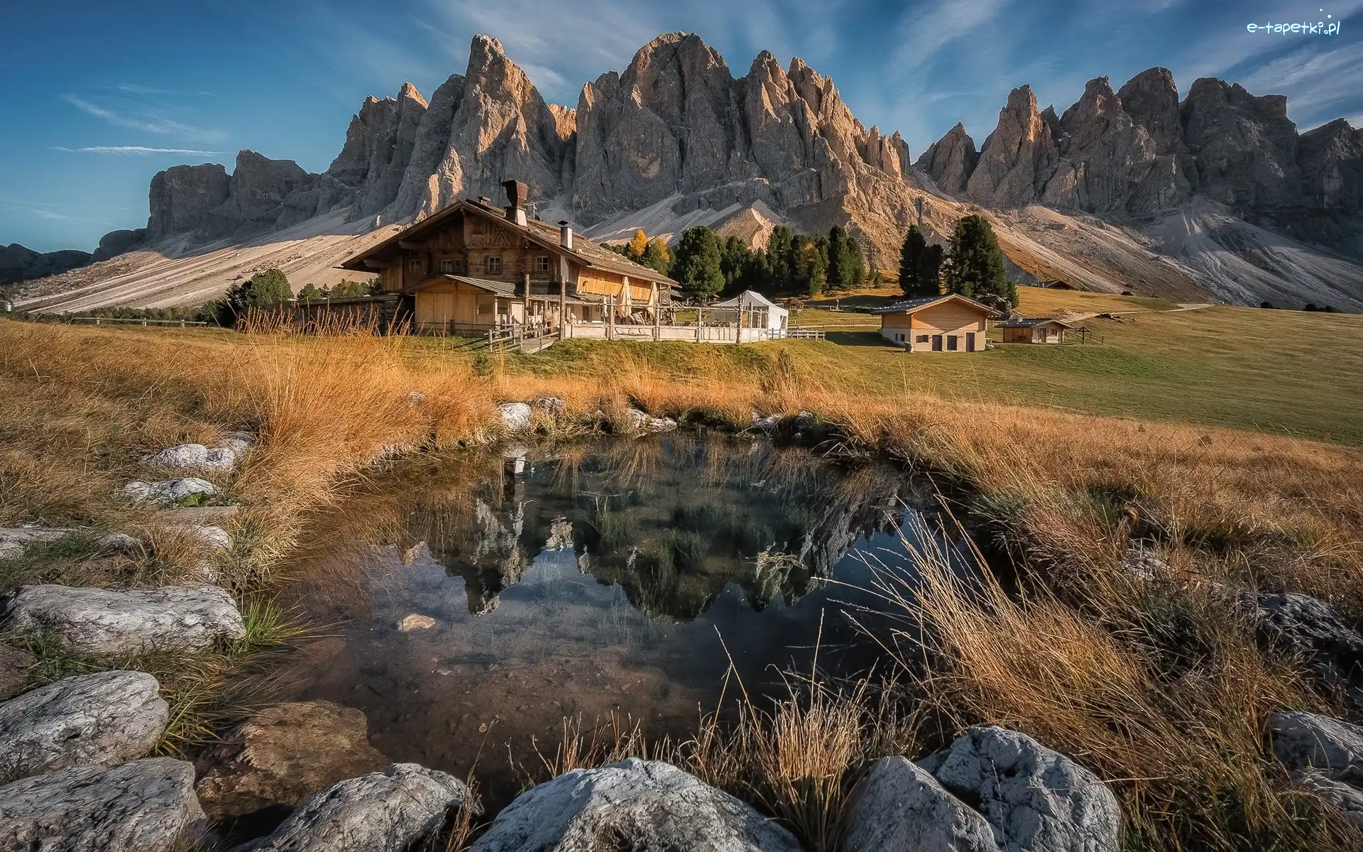 Chmury, Włochy, Drzewa, Tyrol, Trawa, Park krajobrazowy Puez Odle, Góry, Kamienie, Dom, Dolomity, Kałuża