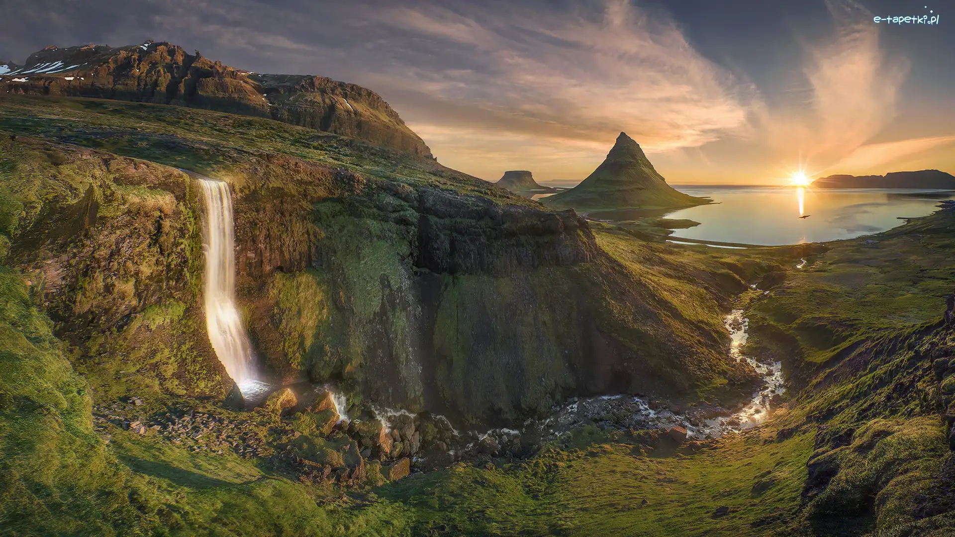 Islandia, Góra Kirkjufell, Chmury, Rzeka, Wodospad, Półwysep Snafellsnes, Promienie słońca