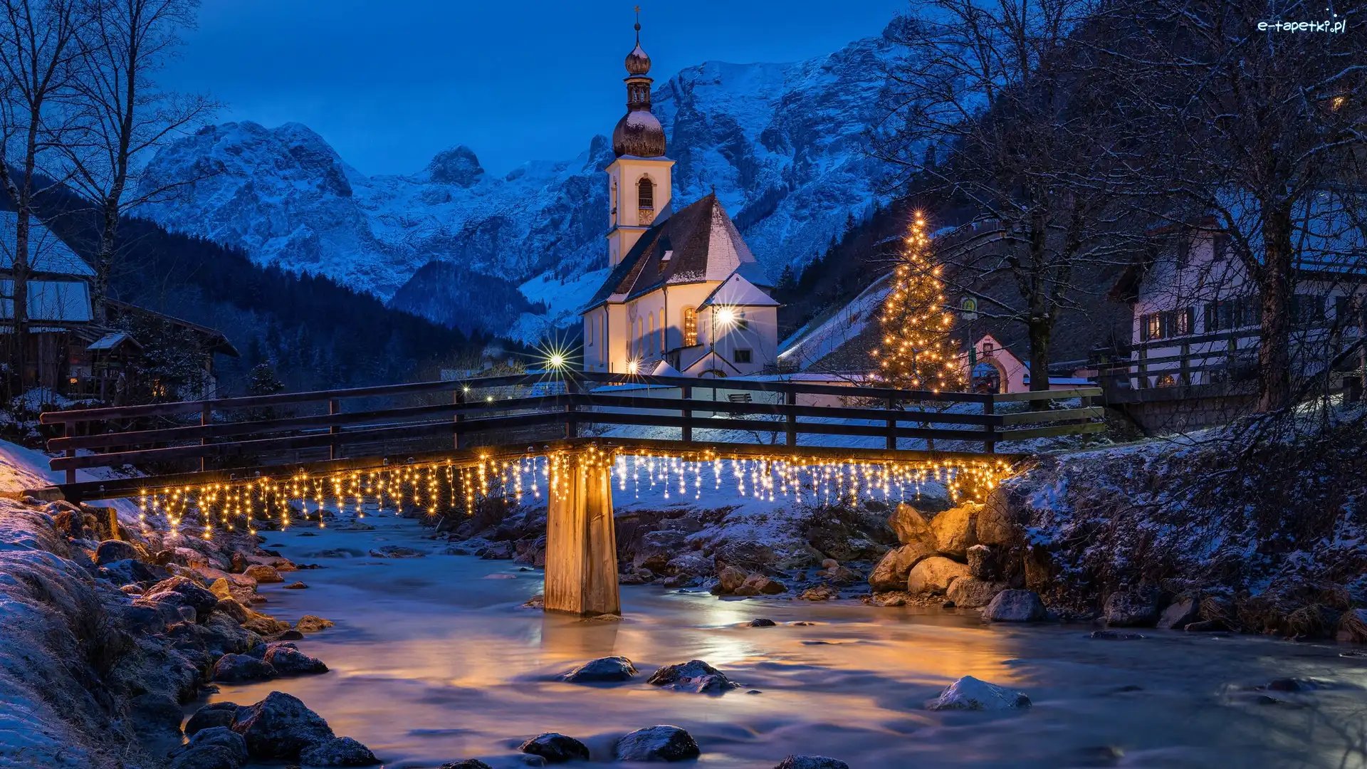 Kościół św Sebastiana, Ramsau, Zima, Alpy, Niemcy, Park Narodowy Berchtesgaden, Góry, Rzeka, Choinka, Drzewa, Ramsauer Ache, Bawaria, Most