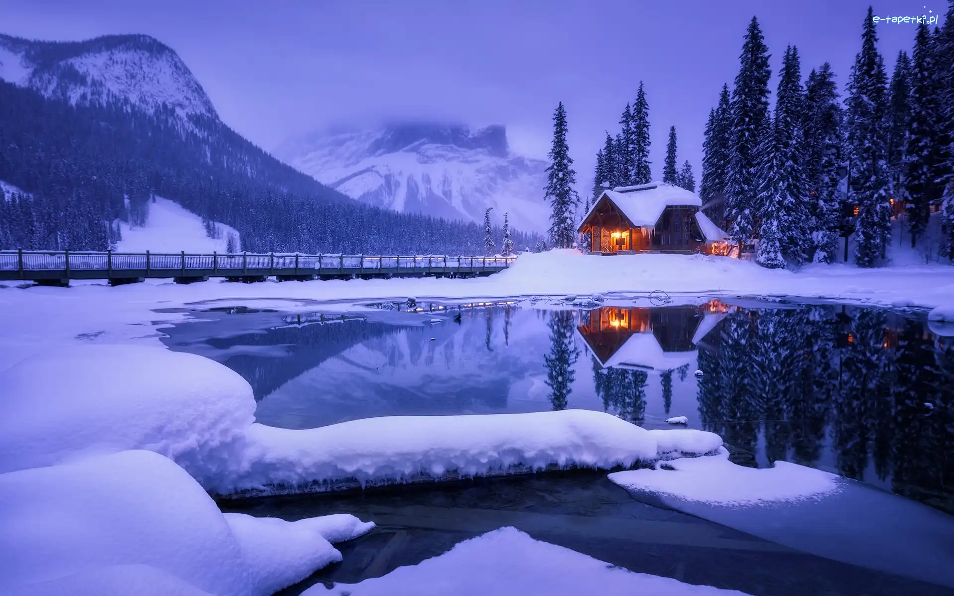Emerald Lake, Park Narodowy Yoho, Góry, Oświetlony, Kanada, Dom, Jezioro, Prowincja Kolumbia Brytyjska, Most, Zima, Drzewa