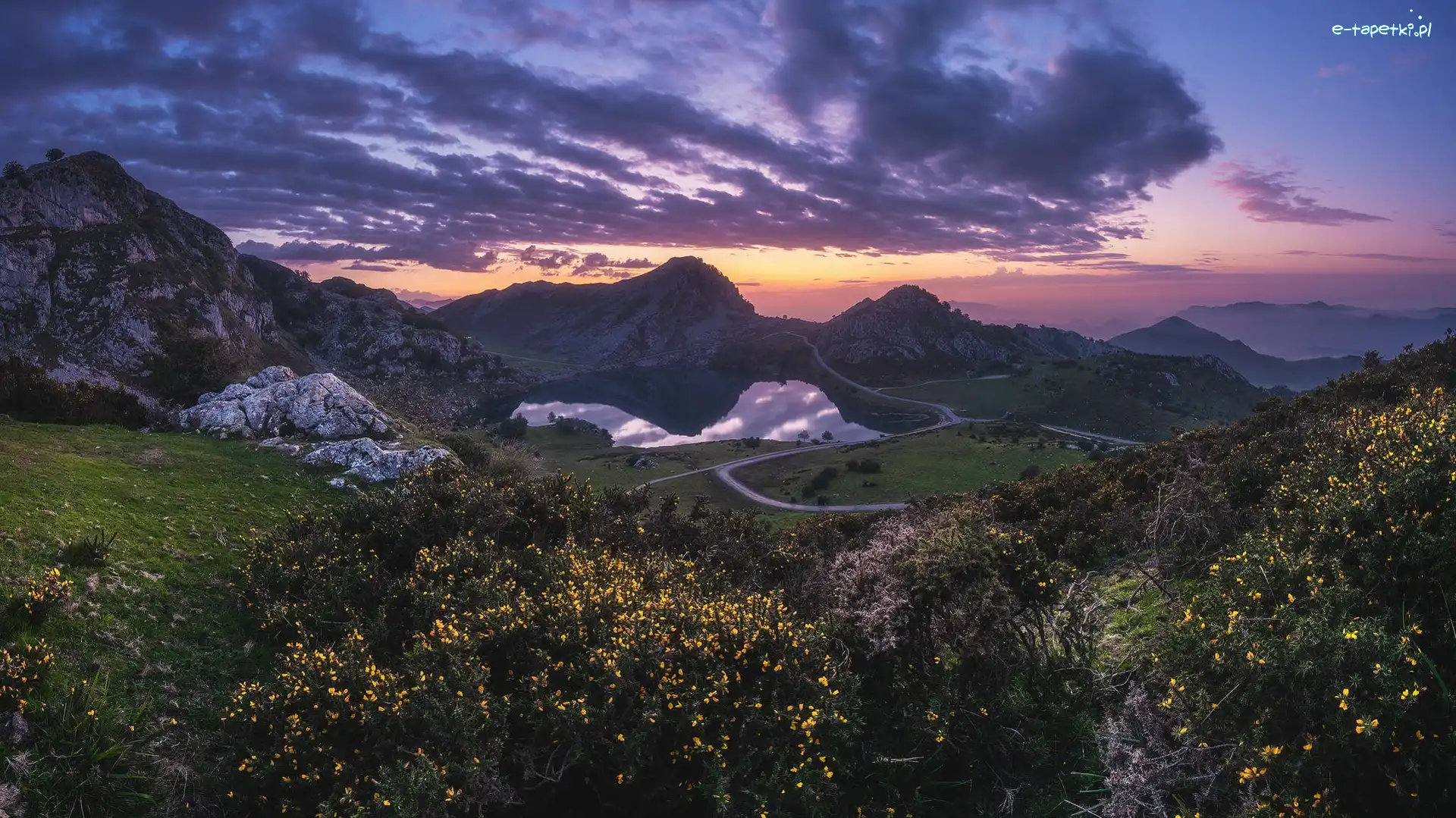 Zachód słońca, Krzewy, Lakes of Covadonga, Jezioro, Góry, Hiszpania, Cangas de Onís, Drzewa, Chmury