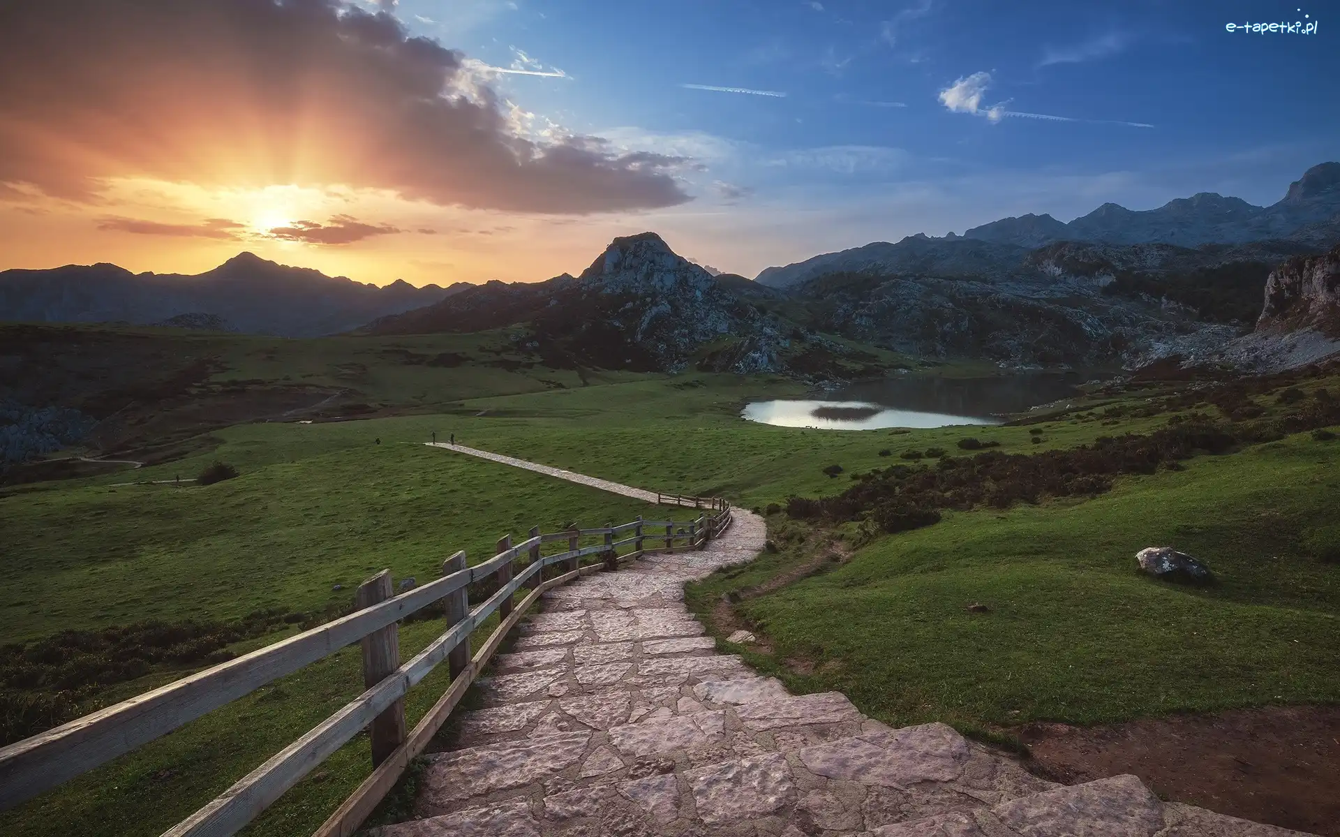 Zachód słońca, Góry, Chmury, Schody, Hiszpania, Ogrodzenie, Lakes of Covadonga, Asturia, Jezioro, Droga, Cangas de Onís