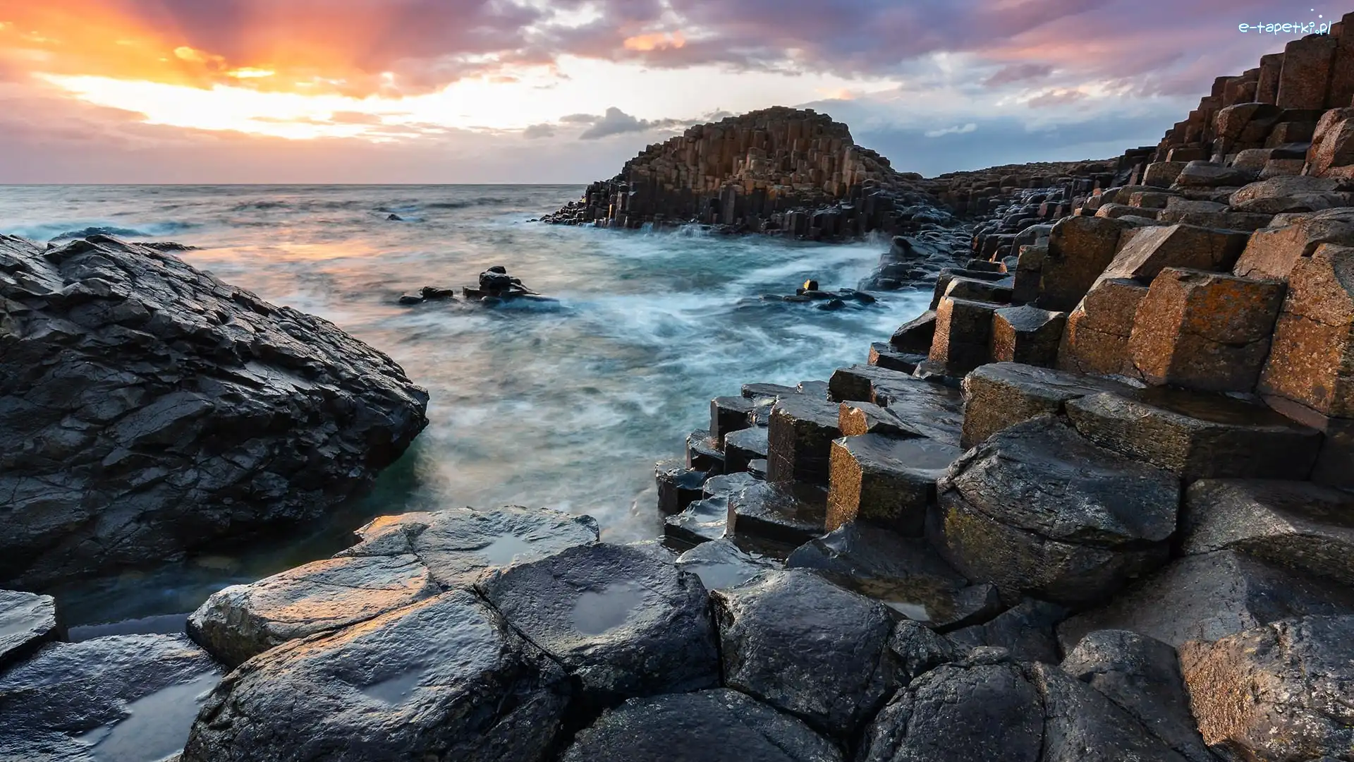 Chmury, Skały, Irlandia Północna, Antrim, Zachód słońca, Formacja Giants Causeway, Grobla Olbrzyma, Morze
