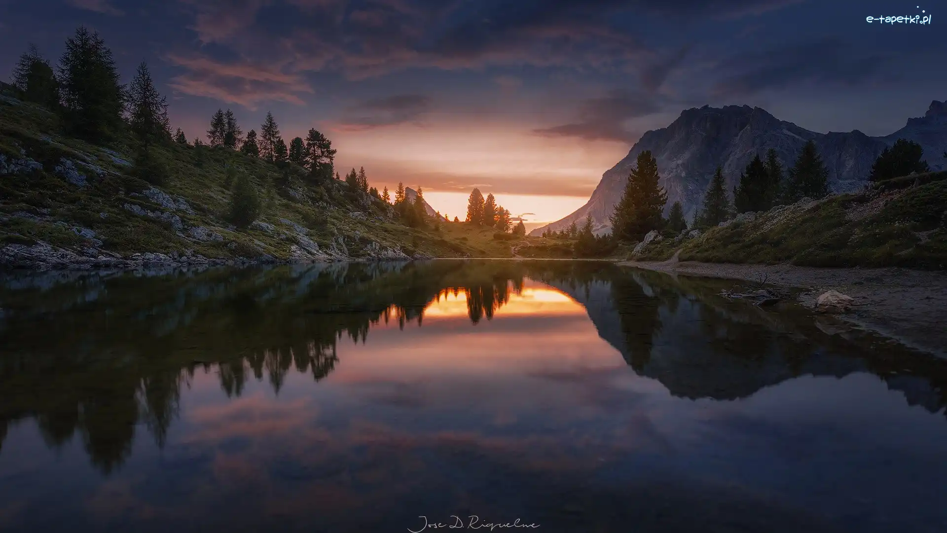 Drzewa, Tyrol, Zachód słońca, Chmury, Dolomity, Jezioro, Lago Limides, Włochy, Góry, Odbicie