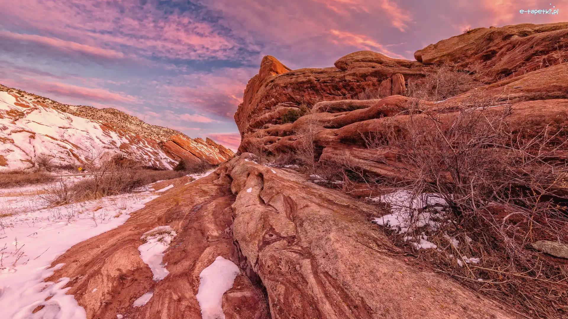 Trawy, Wschód słońca, Red Rocks Park, Skały, Stany Zjednoczone, Śnieg, Droga, Kolorado, Ogrodzenie, Chmury, Morrison