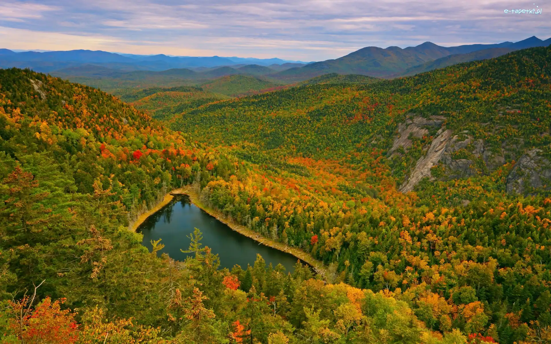 Rezerwat przyrody High Peaks Wilderness, Lasy, Stany Zjednoczone, Giant Washbowl, Drzewa, Góry, Jezioro, Jesień, Kolorowe, Nowy Jork