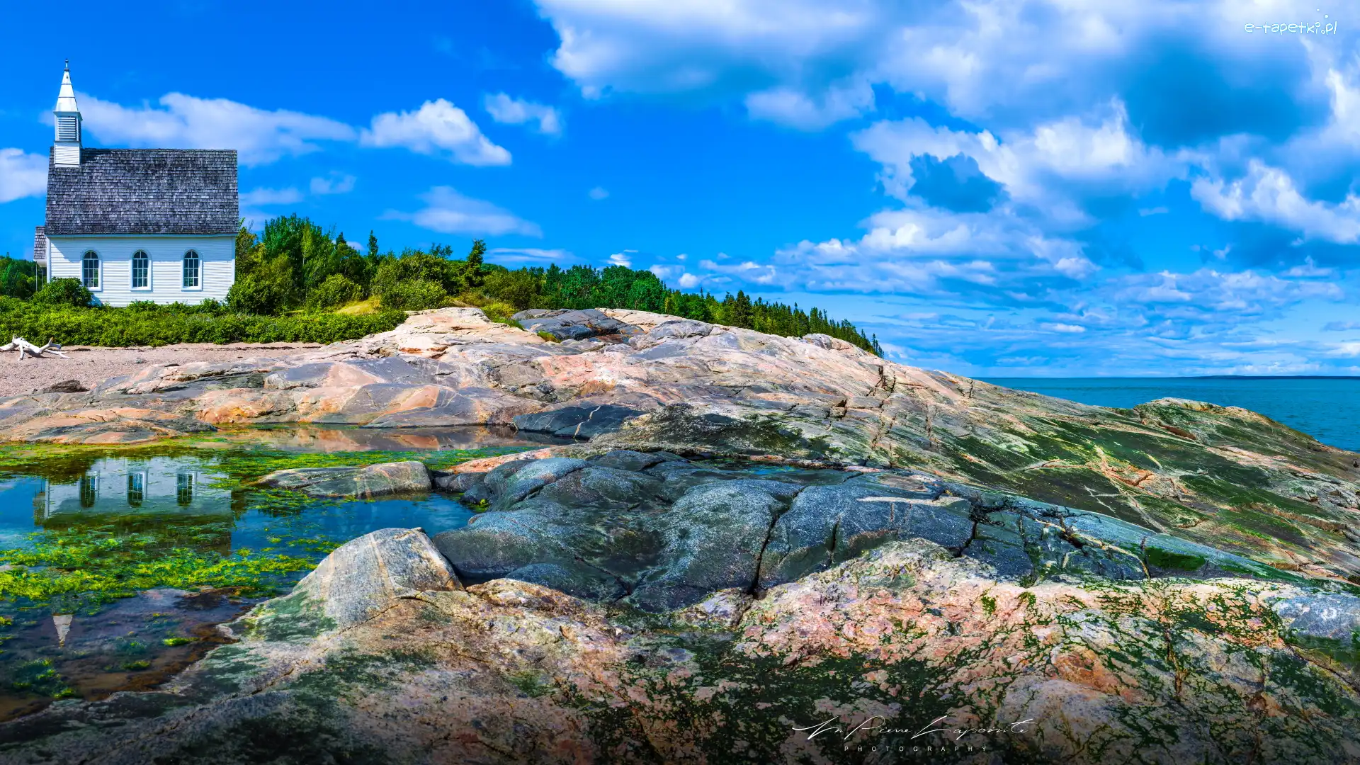 Chmury, Drzewa, Skały, Kaplica, Kościół, Kanada, Prowincja Quebec, Kałuża, Port au Persil
