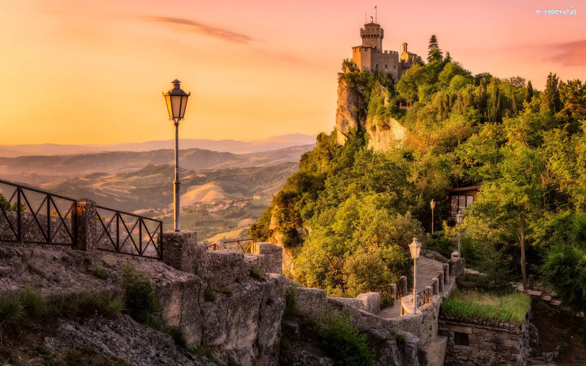 Mury, Zamek Prima Torre, Góra Monte Titano, Latarnia, Zamek La Rocca o Guaita, San Marino