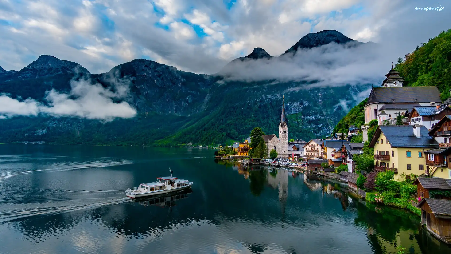 Domy, Alpy Salzburskie, Austria, Hallstatt, Jezioro Hallstattersee, Chmury, Statek, Góry