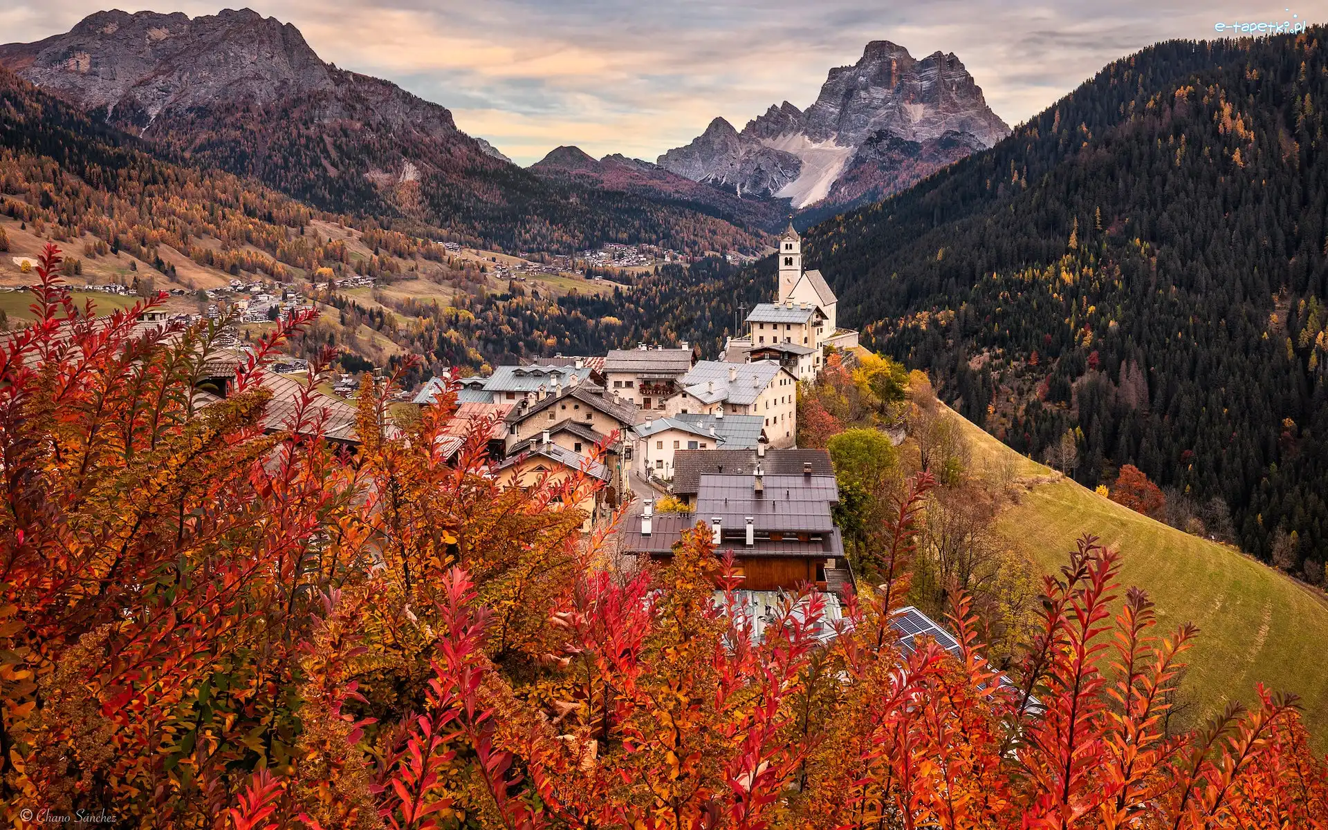 Góry, Prowincja Belluno, Kościół, Domy, Gmina Colle Santa Lucia, Dolomity, Jesień, Włochy