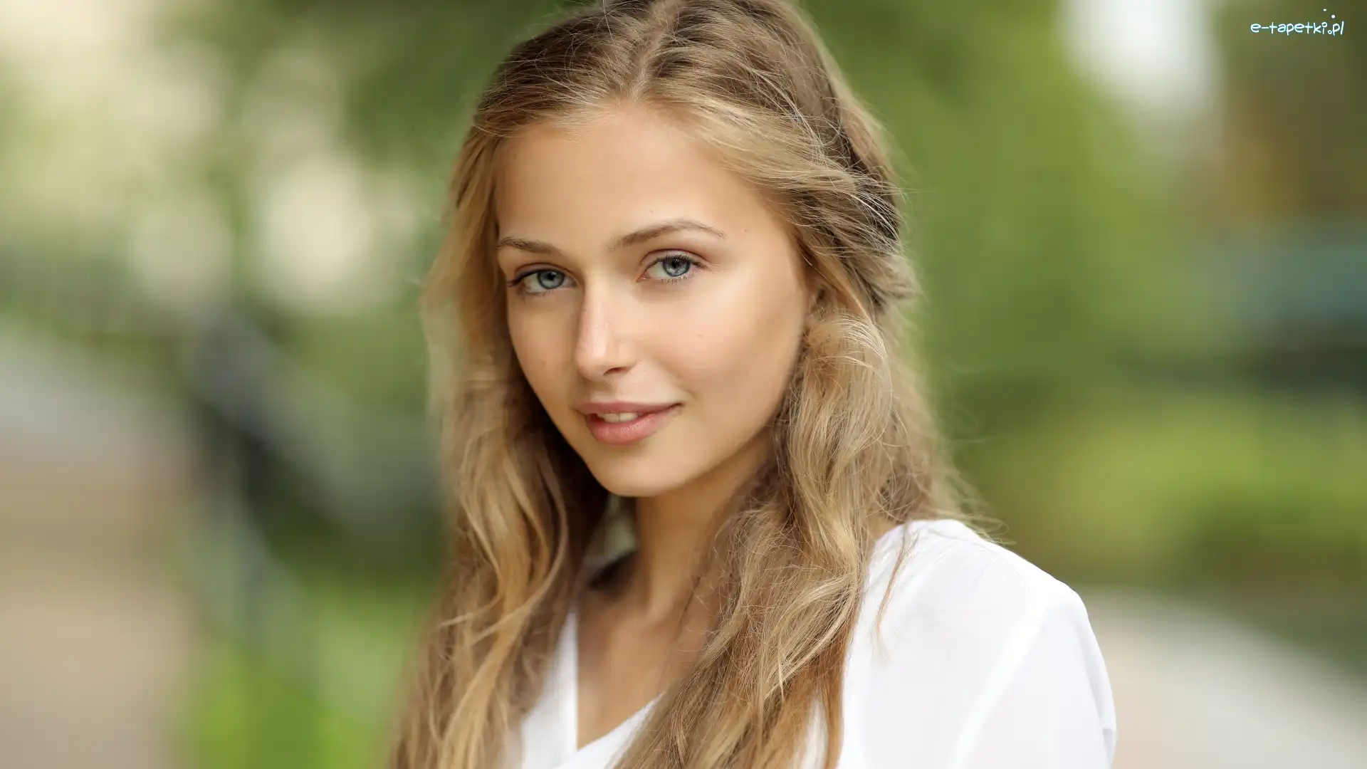 Blondynka, Sophie Simnett Aktorka, Aktorka, Kobieta