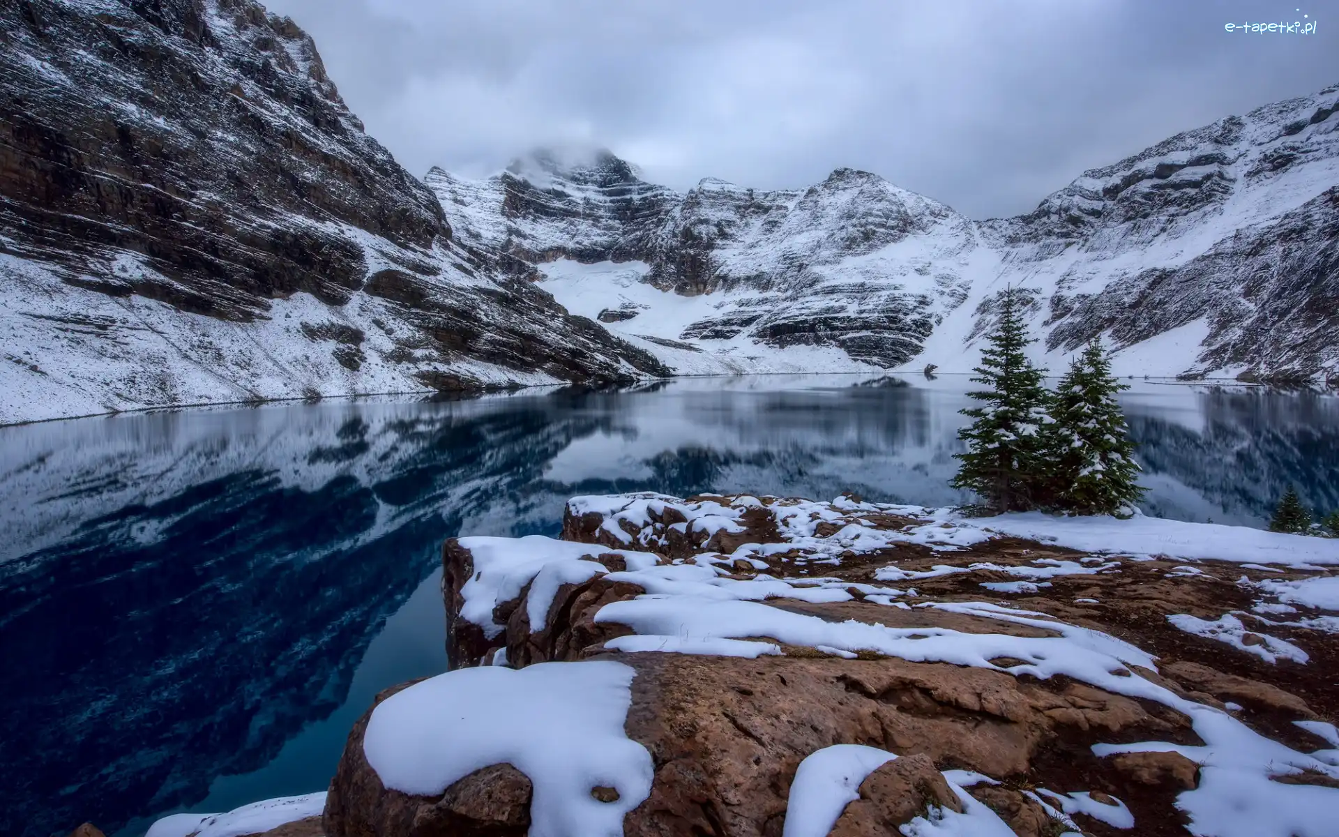 Odbicie, Canadian Rockies, Zima, Lake McArthur, Kanada, Góry, Jezioro, Drzewa, Śnieg, Kamienie, Chmury, Kolumbia Brytyjska, Park Narodowy Yoho