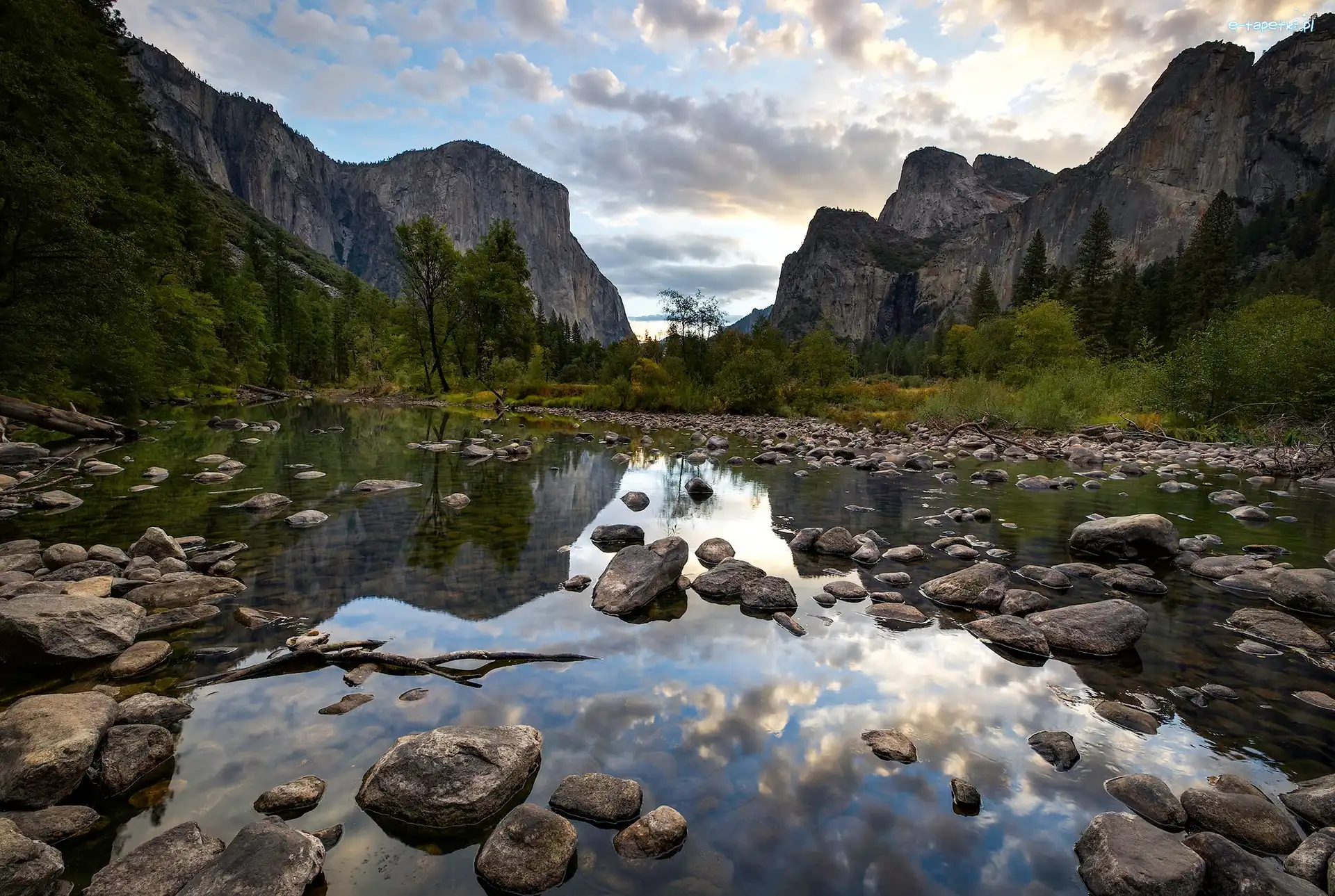 Drzewa, Kamienie, Rzeka, Góry Sierra Nevada, Park Narodowy Yosemite, Stany Zjednoczone, Kalifornia, Merced River, Chmury