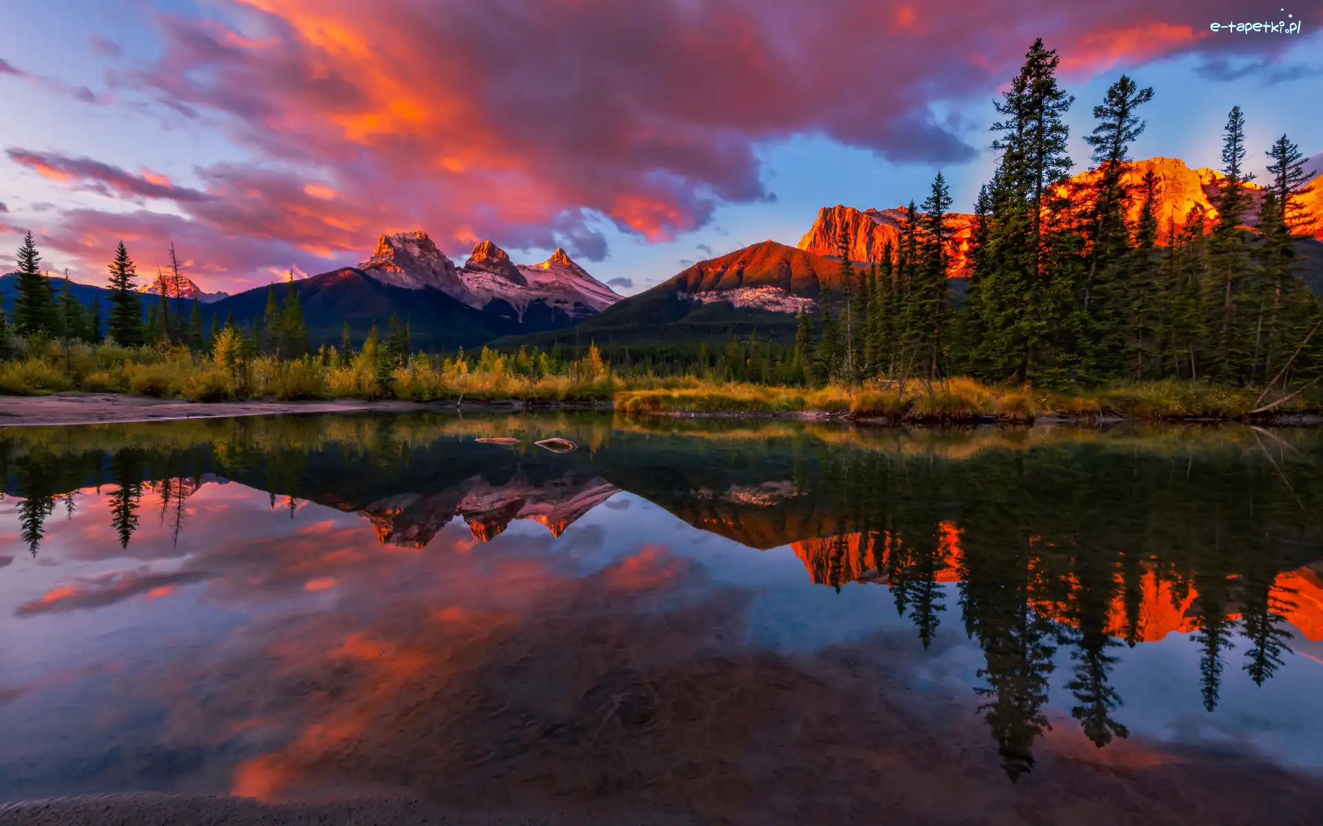 Canadian Rockies, Canmore, Prowincja Alberta, Three Sisters, Bow River, Drzewa, Góry, Rzeka, Trzy siostry, Chmury, Góra, Kanada